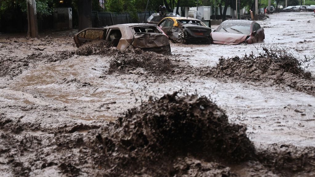 Lluvias torrenciales en Chile sepultan en barro, lodo y piedras zonas del barrio financiero de la capital