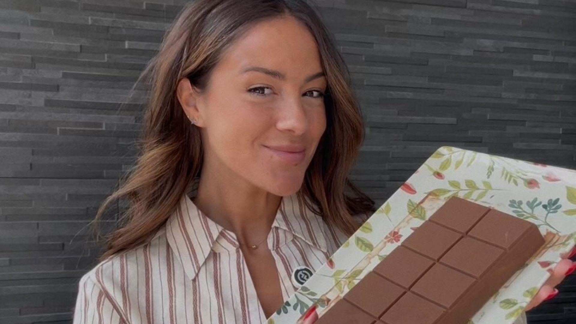 Melyssa Pinto con su tableta de chocolate Dubai casero Melyssa Pinto con su tableta de chocolate Dubai casero