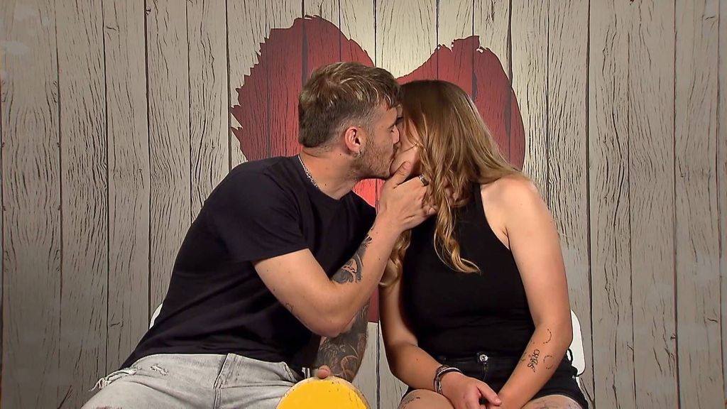 Pascal cautiva a Iza con su "mirada de zorro" y le enseña la diferencia entre un beso sexy y otro apasionado