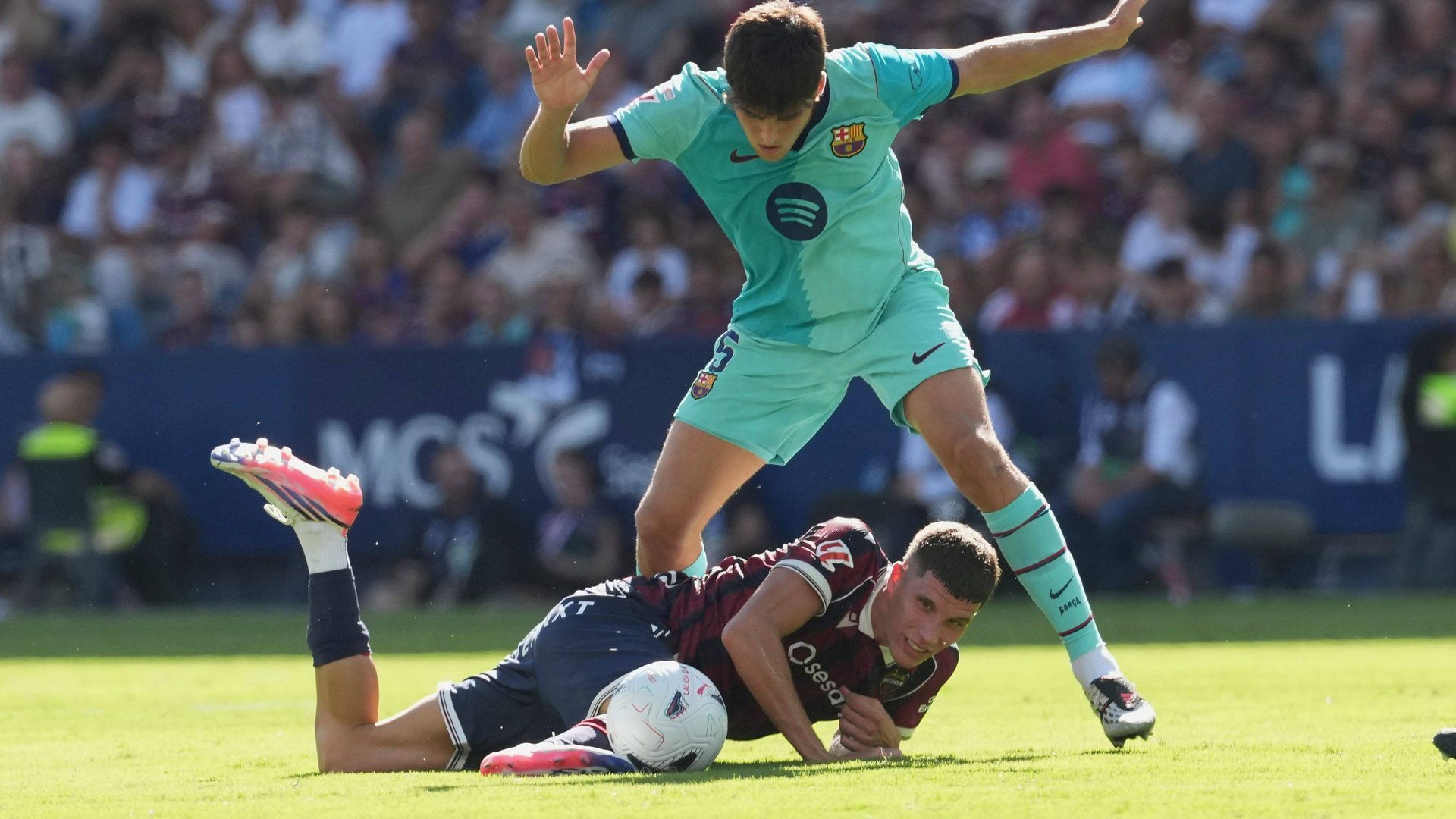 Petar Ratkov, ante Pau Cubarsí, en el Levante-Barcelona