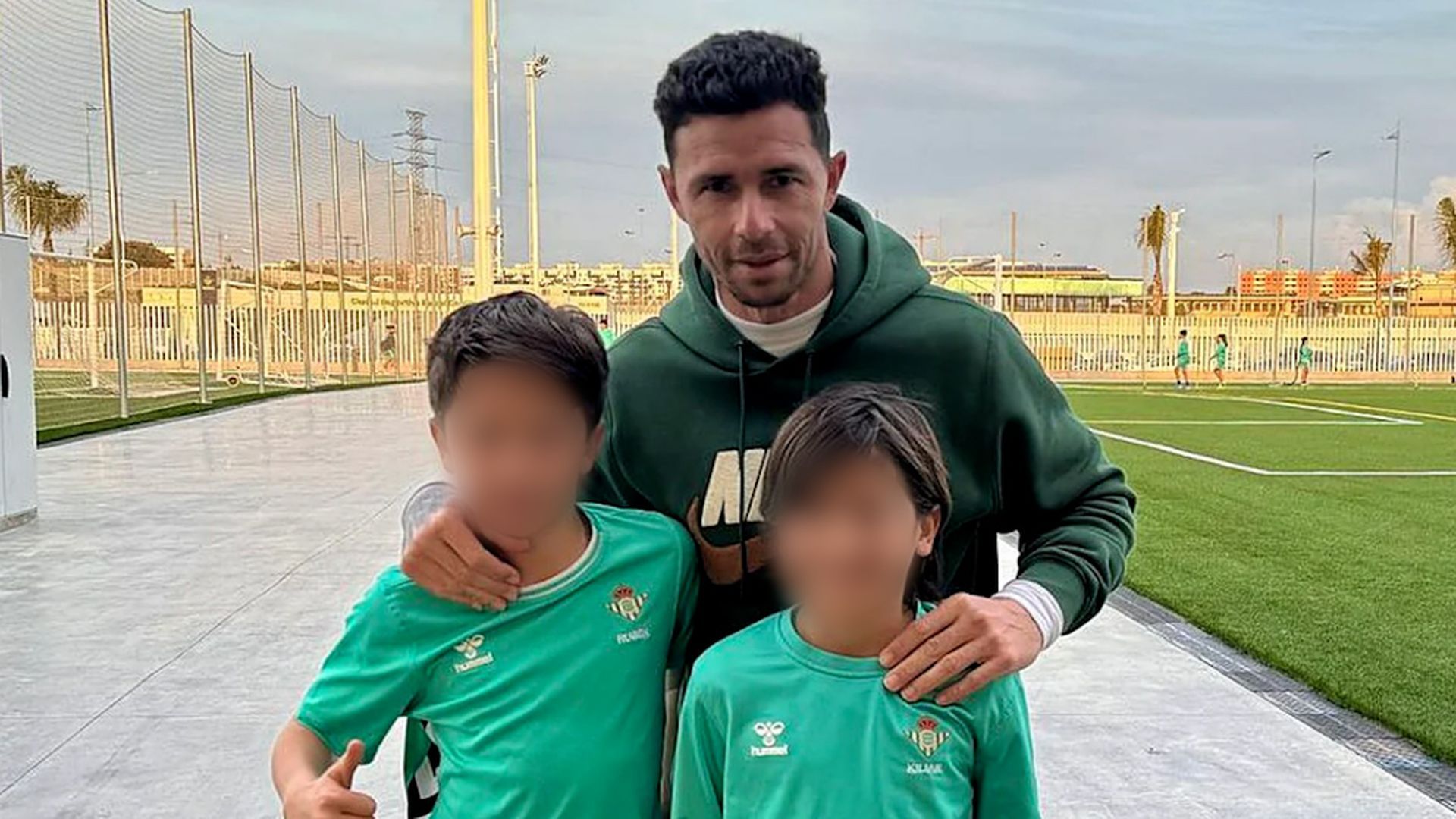 Rubén Castro y sus dos hijos en la ciudad deportiva del Betis Rubén Castro y sus dos hijos en la ciudad deportiva del Betis