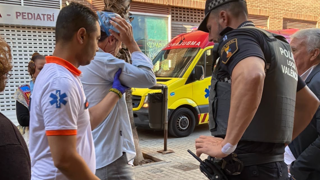 Tres heridos leves en València tras caer una farola durante el homenaje a Luis de la Fuente