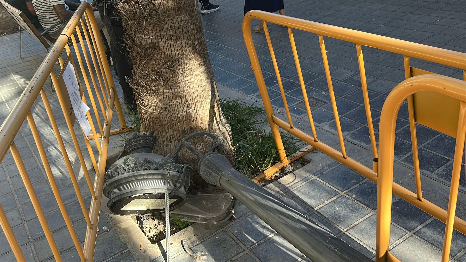 Tres heridos leves en València tras caer una farola durante el homenaje a Luis de la Fuente