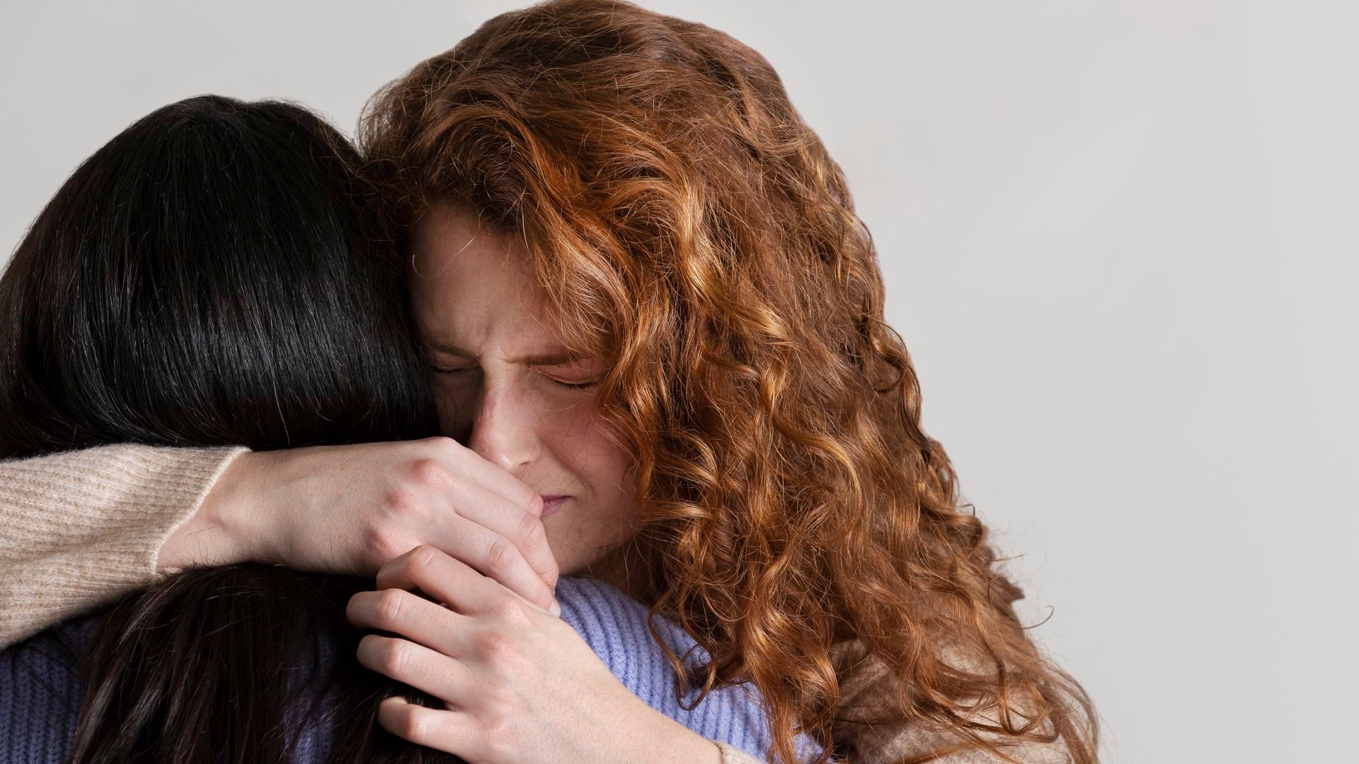 Una mujer acompañando a su amiga triste Una mujer acompañando a su amiga triste