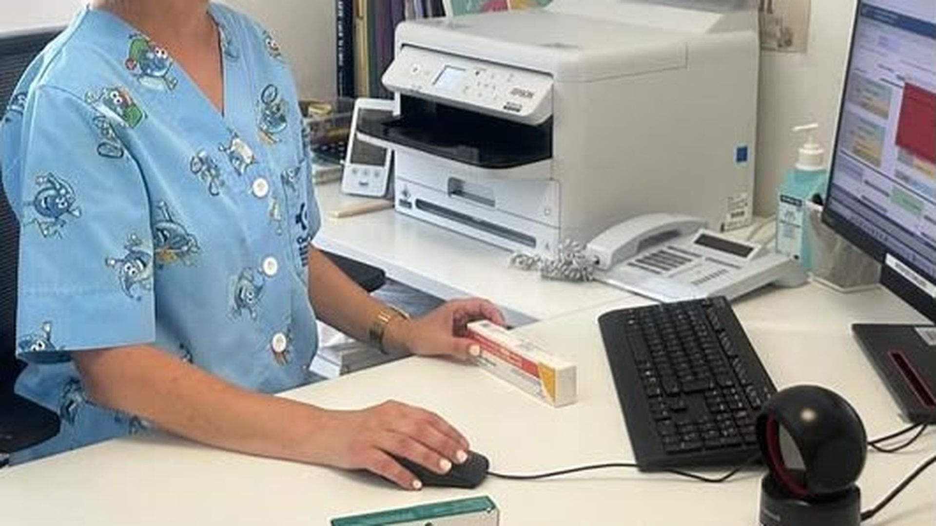 Una profesional sanitaria ante un ordenador Una profesional sanitaria ante un ordenador