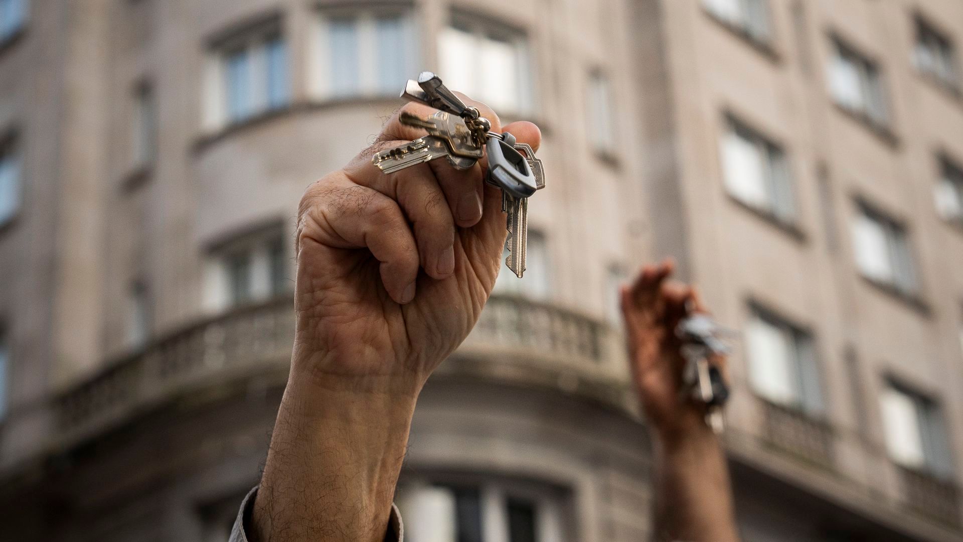 Usuarios mostrando sus llaves en una manifestación por la vivienda en Vigo Usuarios mostrando sus llaves en una manifestación por la vivienda en Vigo