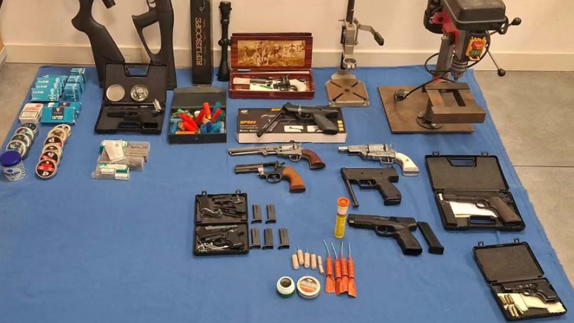 Armas, munición y otros elementos armamentíticos que tenía el arrestado Armas, munición y otros elementos armamentíticos que tenía el arrestado