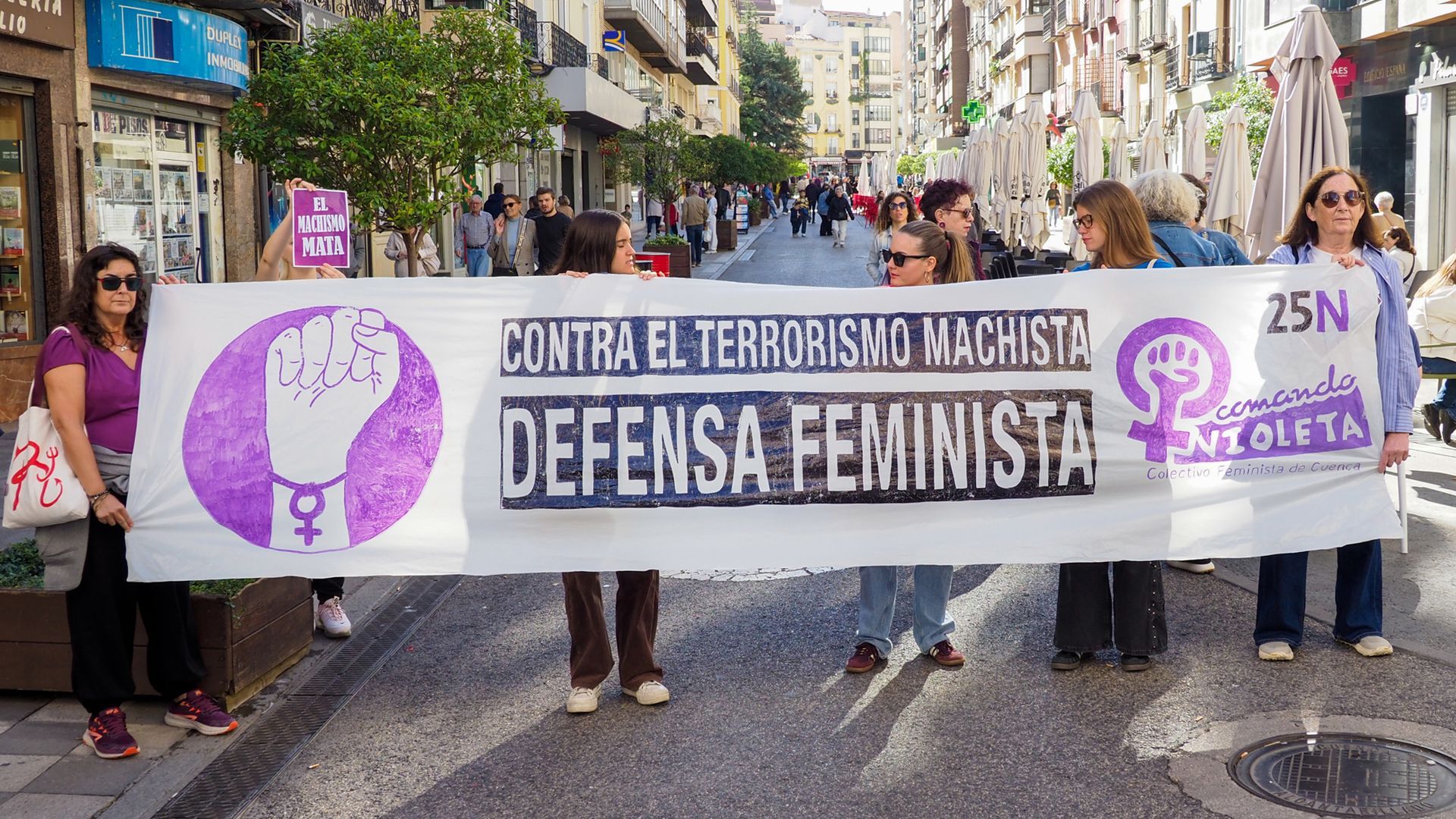 Cuenca sale a la calle contra el asesinato machista de una mujer en Valverde de Júcar: "Por Luisa, por sus hijas" Cuenca sale a la calle contra el asesinato machista de una mujer en Valverde de Júcar: "Por Luisa, por sus hijas"