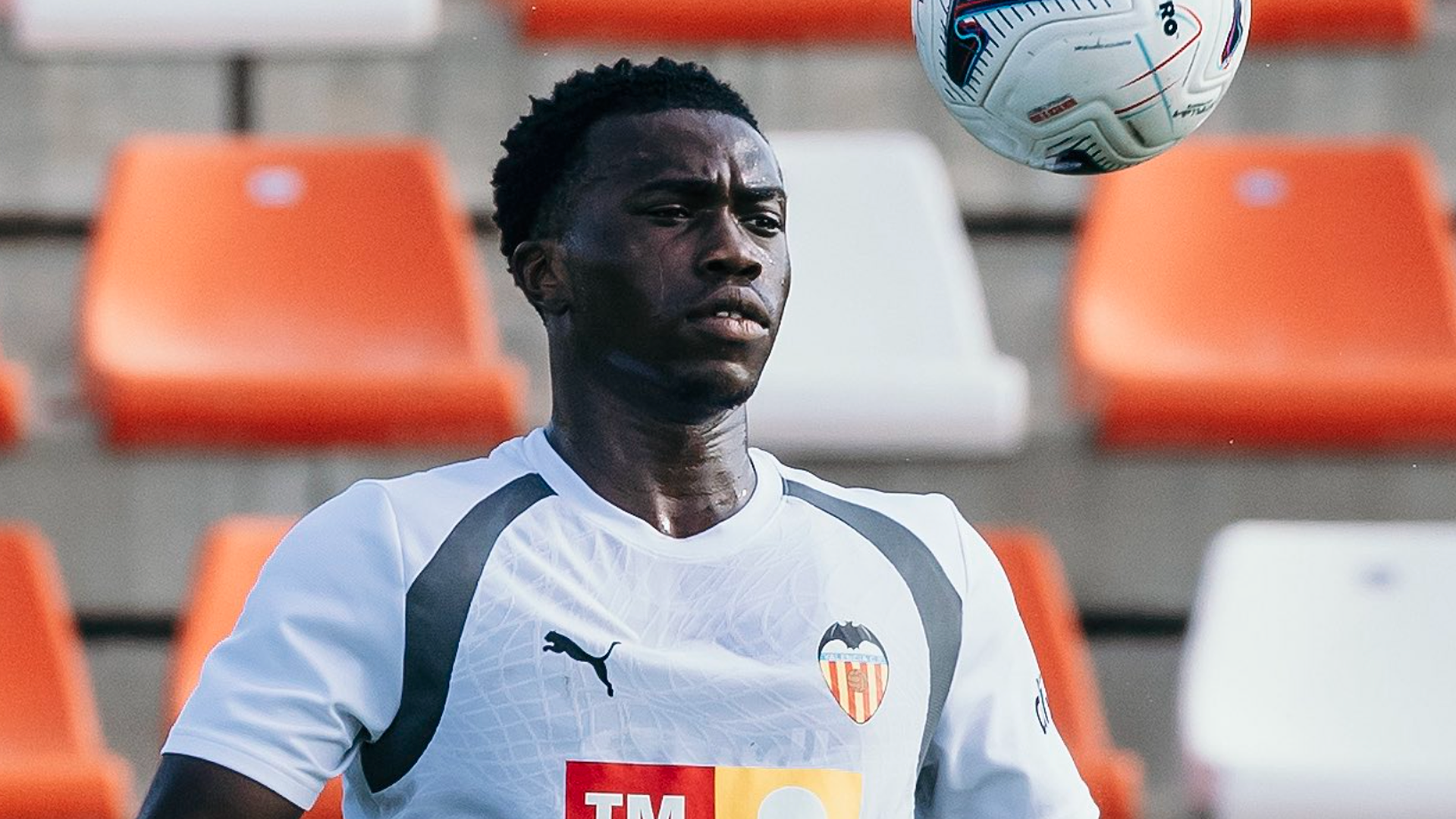 David Otorbi entrenando en Paterna