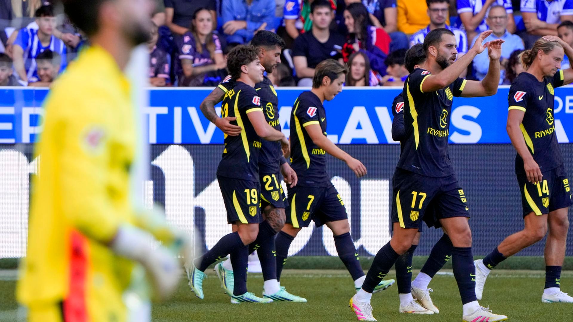 El abrazo del Cuti Romero a Julián Álvarez tras su gol en el Alavés-Atlético El abrazo del Cuti Romero a Julián Álvarez tras su gol en el Alavés-Atlético