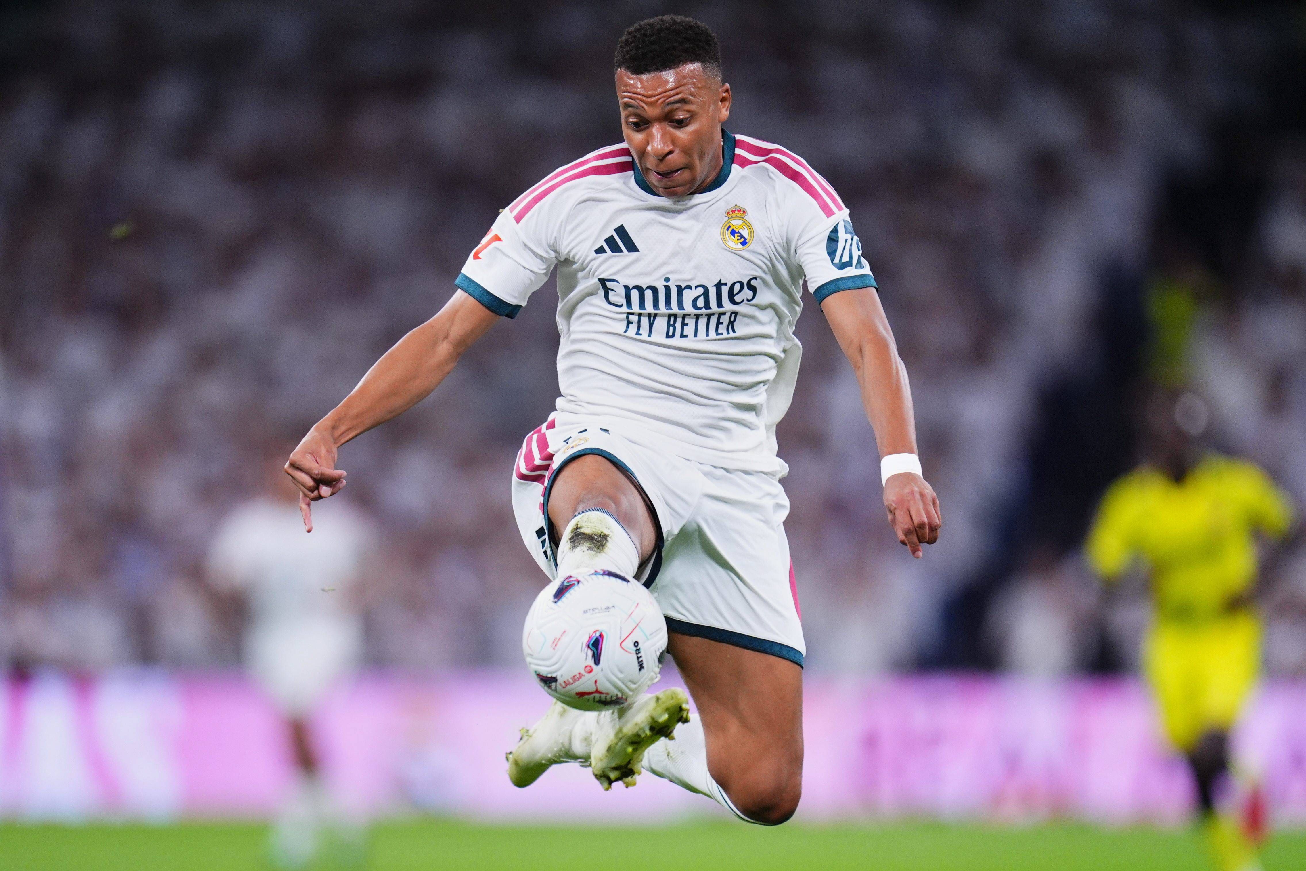 Kylian Mbappé controla un balón en el Real Madrid-Villarreal