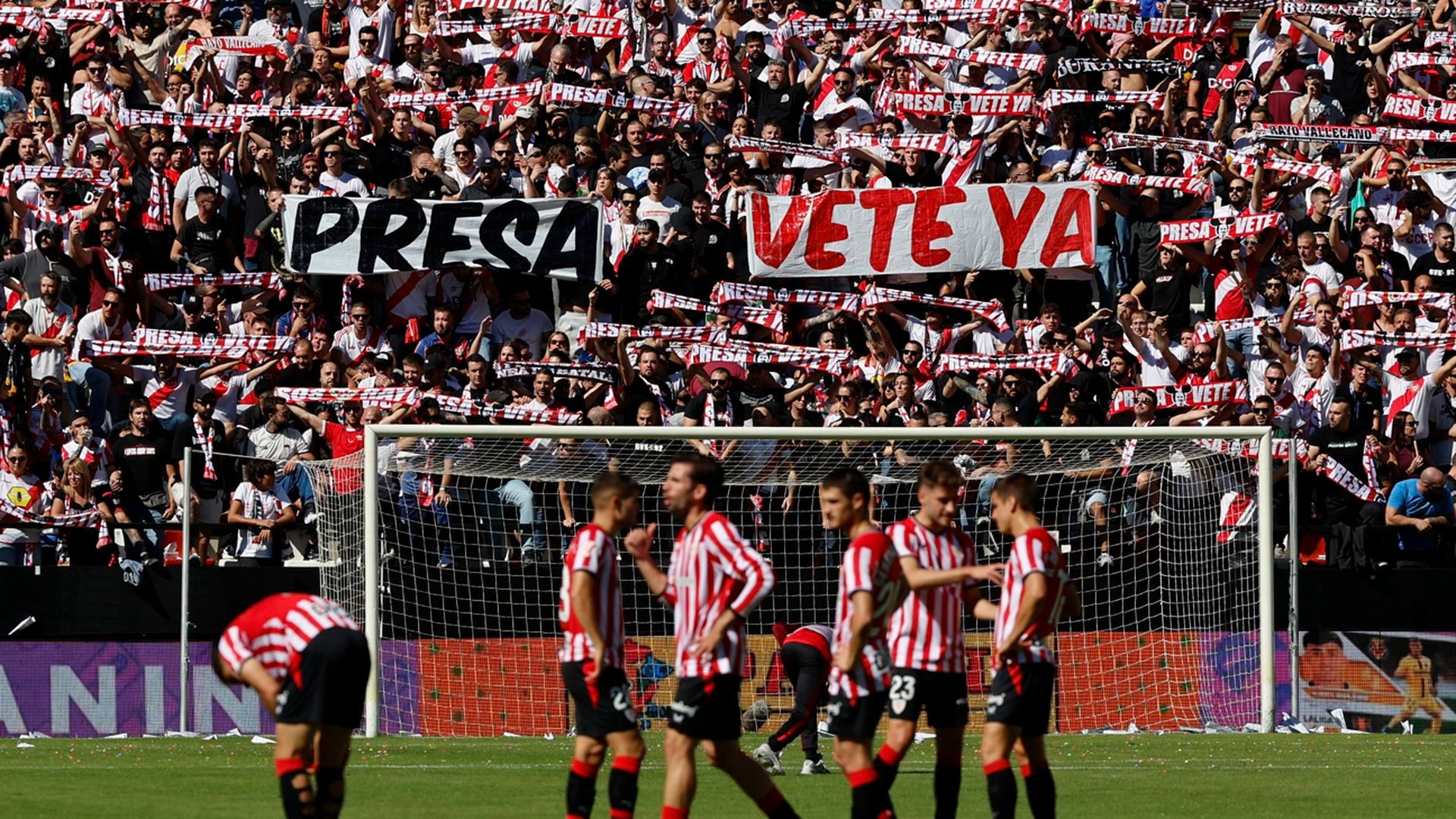 La protesta de la afición del Rayo contra Martín Presa