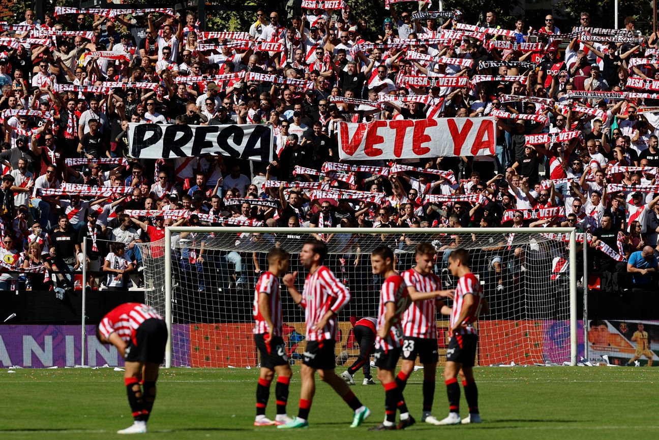 La protesta de la afición del Rayo contra Martín Presa