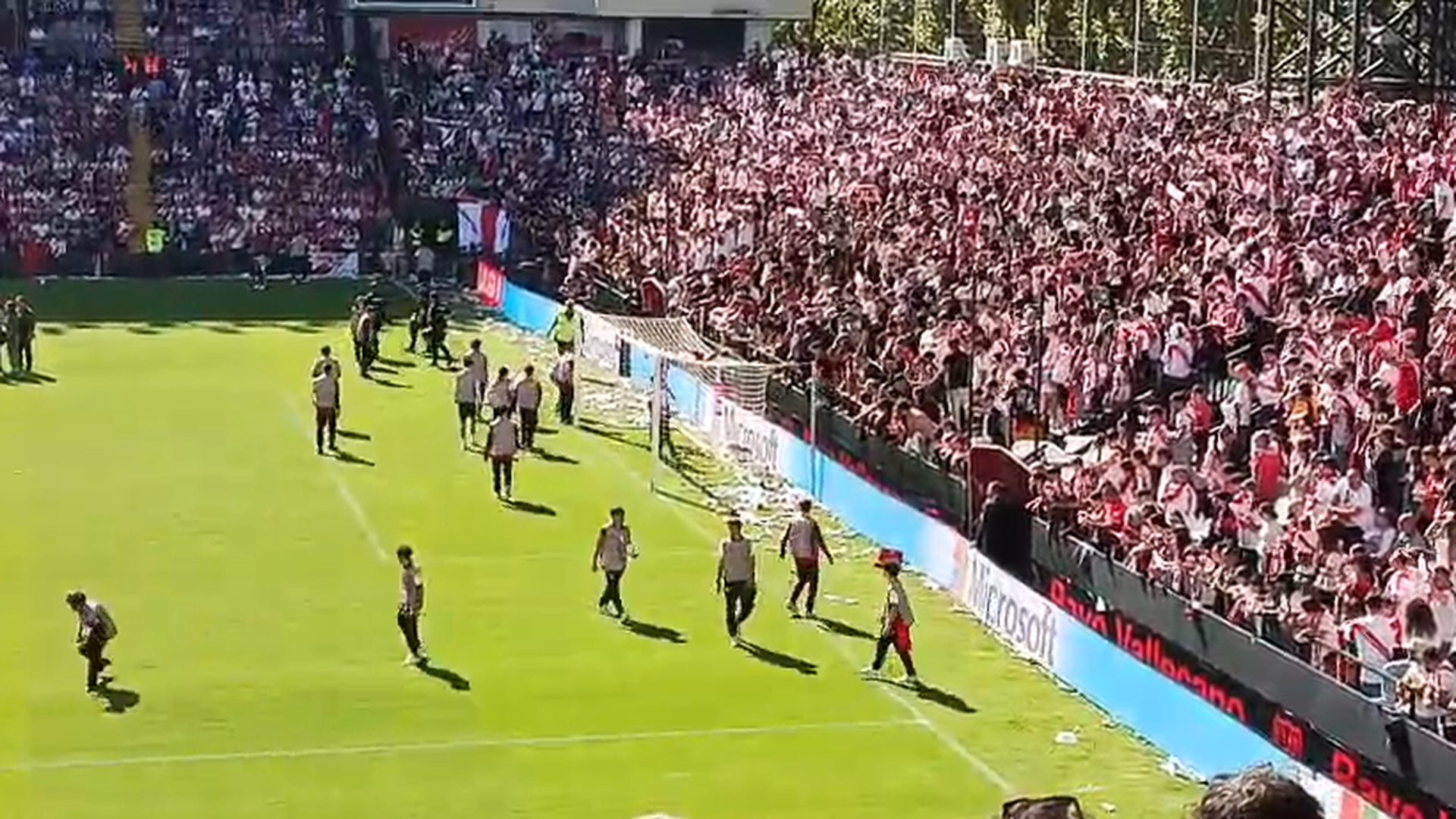 Suspendido el Rayo-Athletic en Vallecas por el lanzamiento de bolas y aviones de papel Suspendido el Rayo-Athletic en Vallecas por el lanzamiento de bolas y aviones de papel