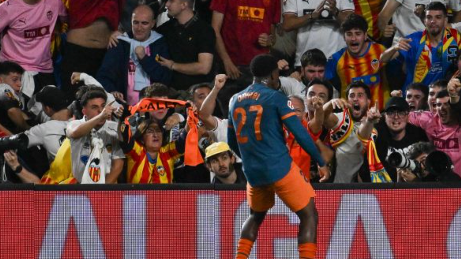 David Otorbi celebra su gol con el Valencia CF