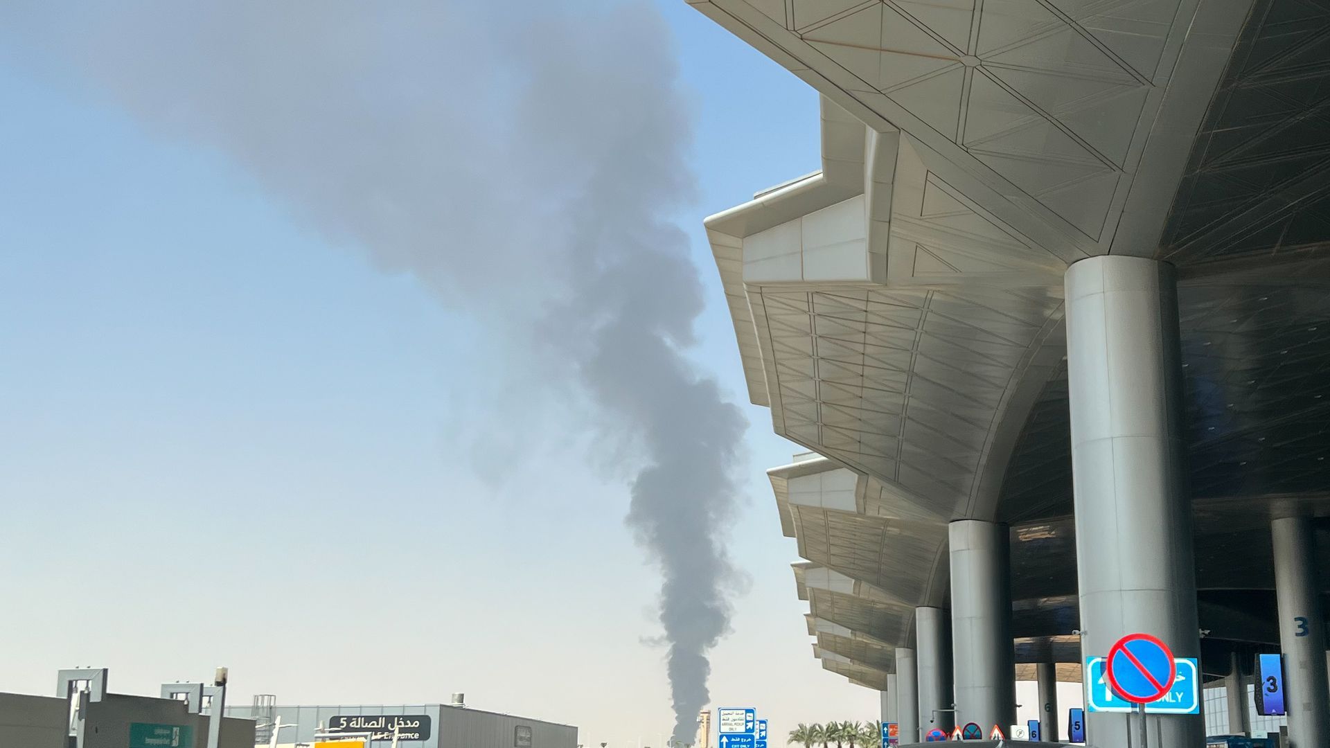 El ataque sobre el aeropuerto de Riad deja ya 12 muertos: "todas las aerolíneas" que operen en espacio aéreo saudí son "objetivos potenciales" El ataque sobre el aeropuerto de Riad deja ya 12 muertos: "todas las aerolíneas" que operen en espacio aéreo saudí son "objetivos potenciales"