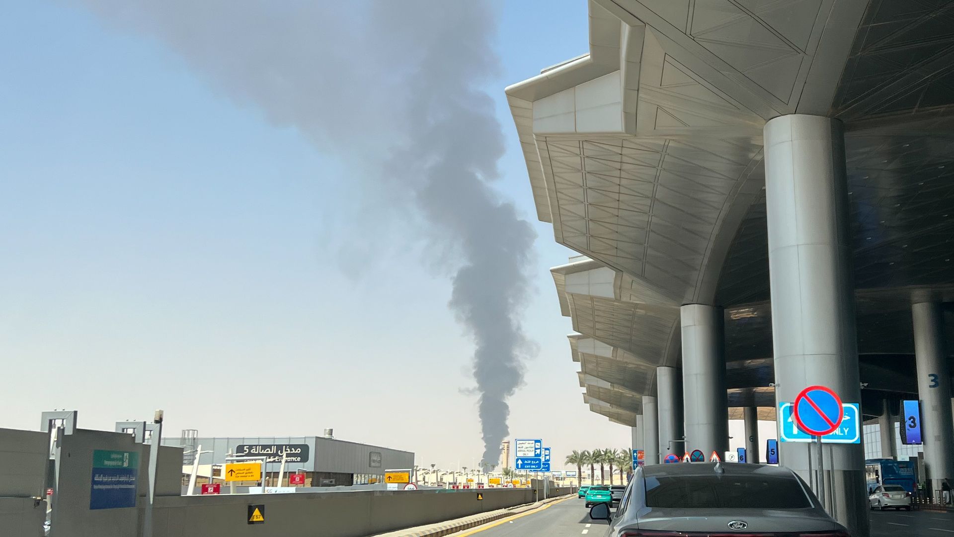 El ataque sobre el aeropuerto de Riad deja ya 12 muertos: "todas las aerolíneas" que operen en espacio aéreo saudí son "objetivos potenciales" El ataque sobre el aeropuerto de Riad deja ya 12 muertos: "todas las aerolíneas" que operen en espacio aéreo saudí son "objetivos potenciales"