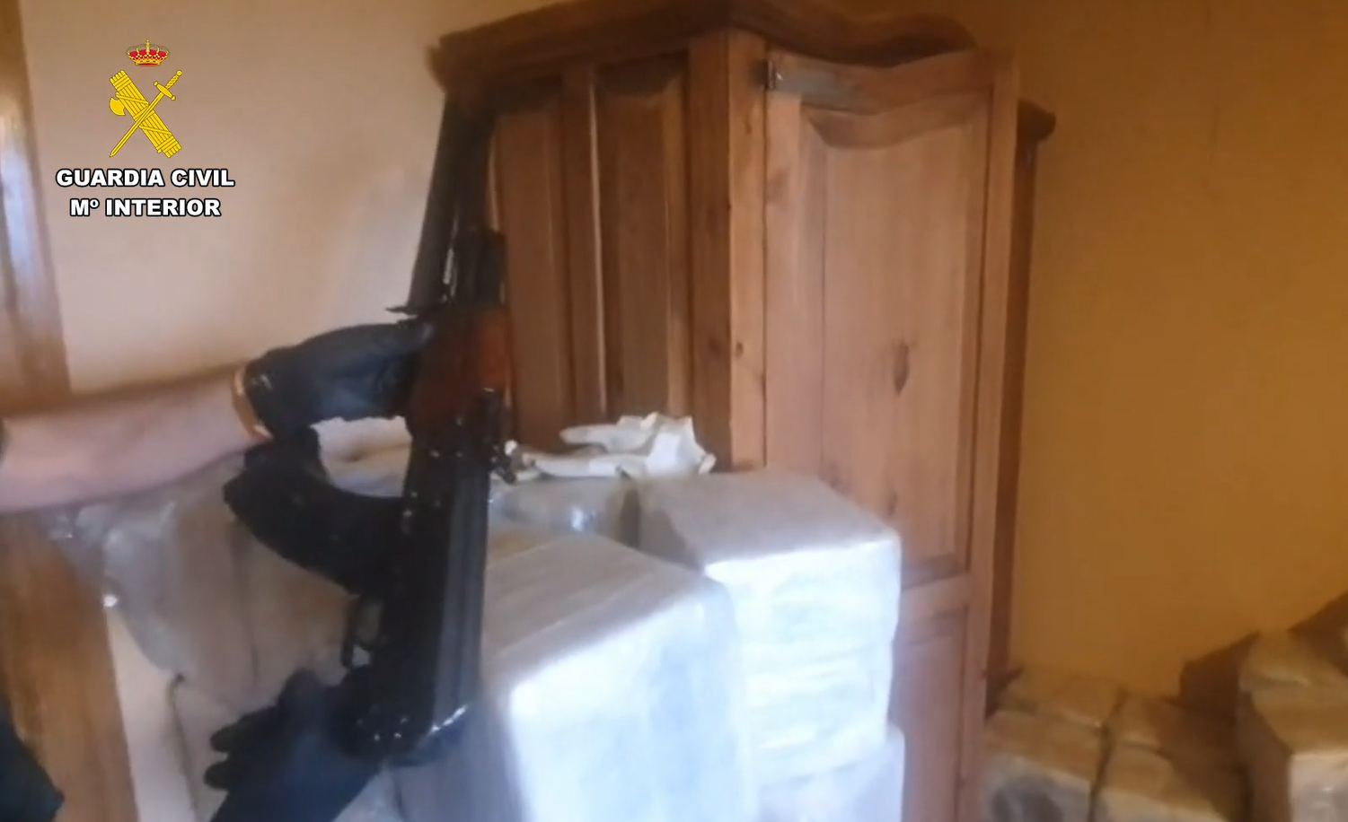 Fusil de asalto localizado en la casa rural