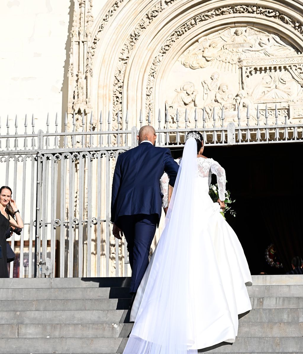 Alicia Banquez llegando a la iglesia