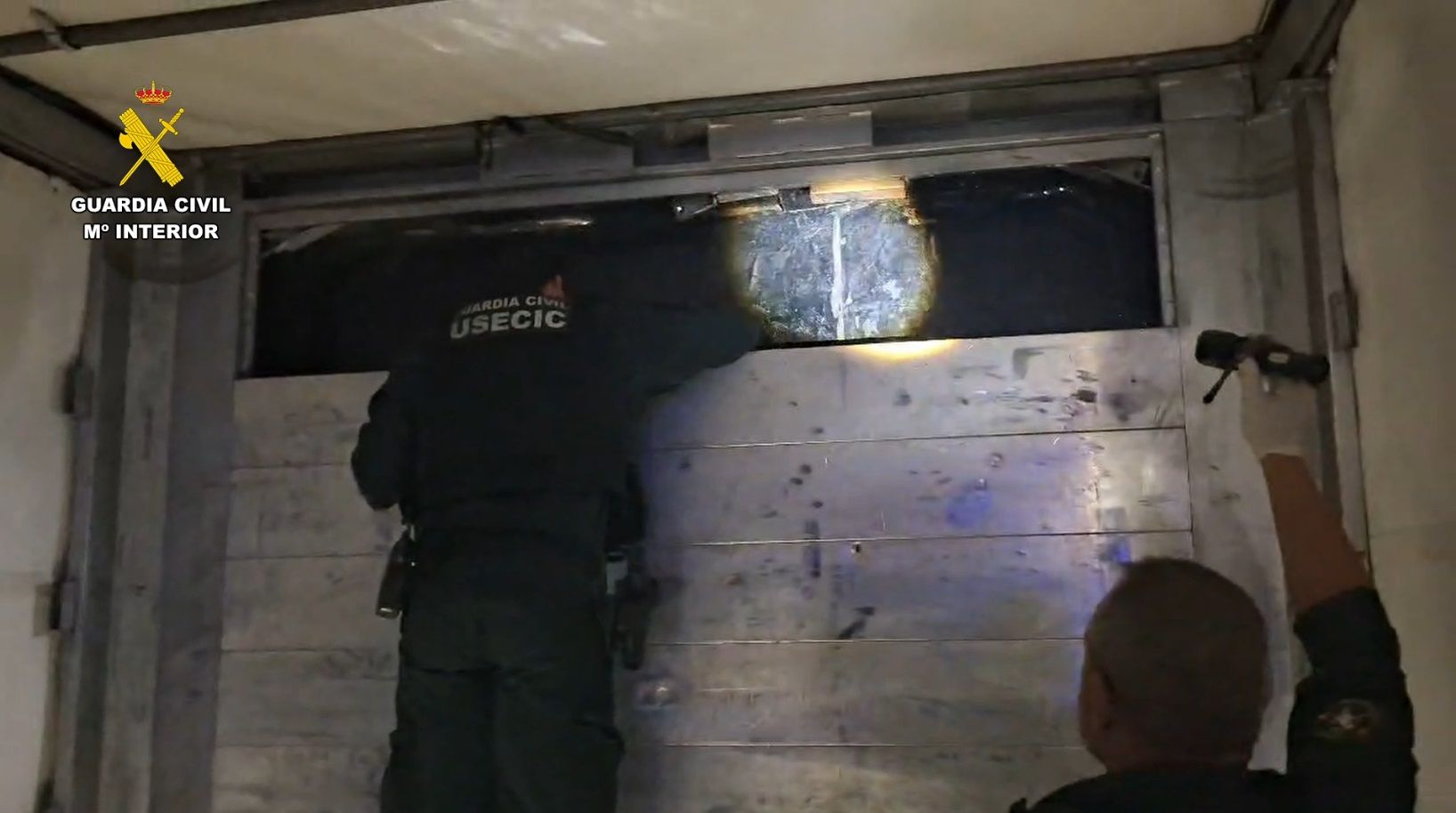 Inspección en la casa rural para descubrir paquetes de droga ocultos