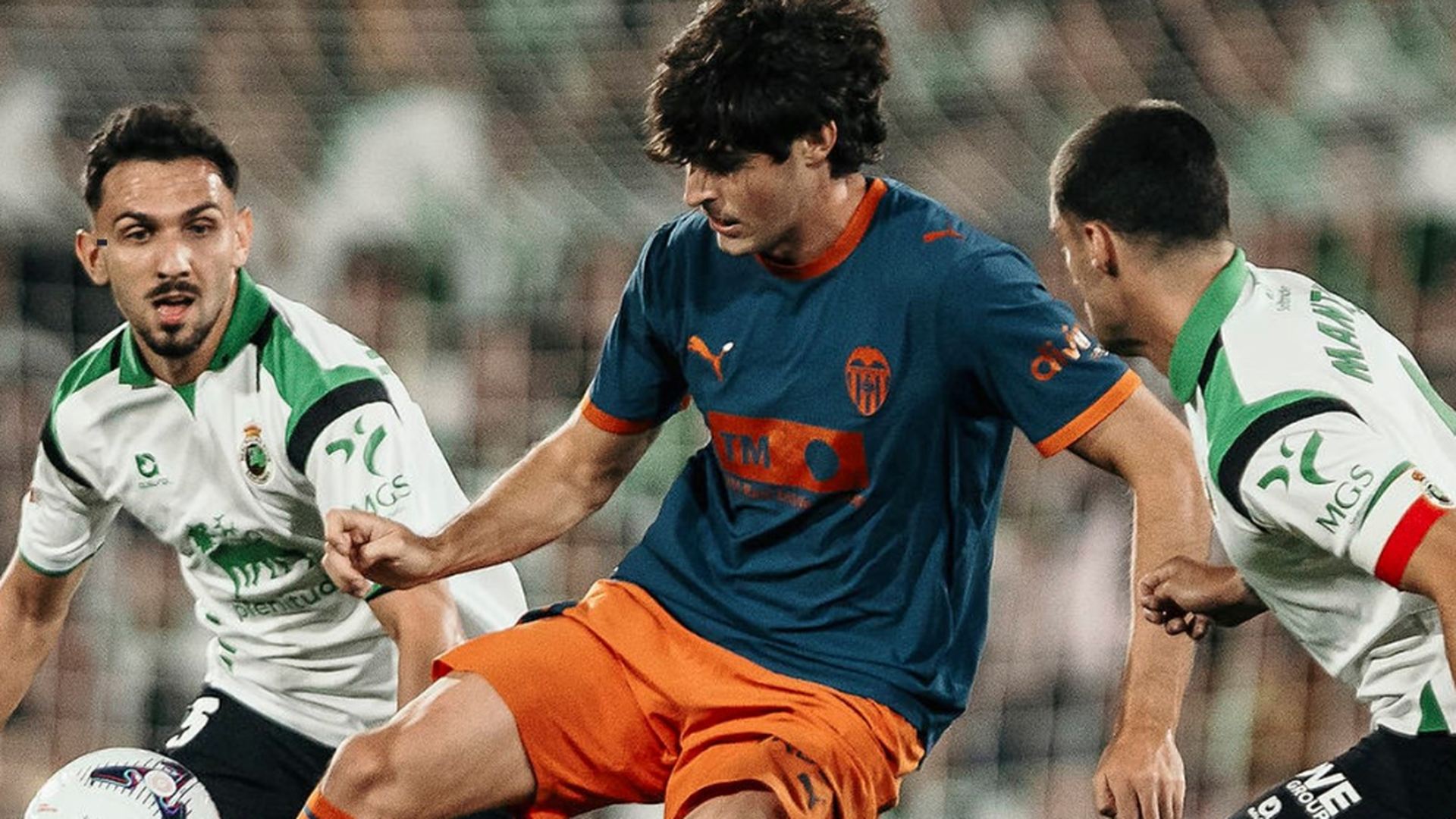 Javi Guerra ante el Racing de Santander