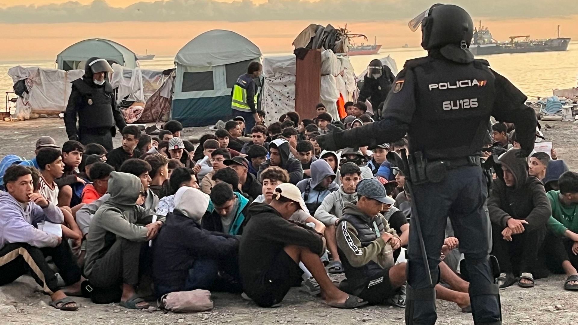 La Policía se despliega en el Guano para desalojar el último gran asentamiento ilegal de inmigrantes en Ceuta La Policía se despliega en el Guano para desalojar el último gran asentamiento ilegal de inmigrantes en Ceuta