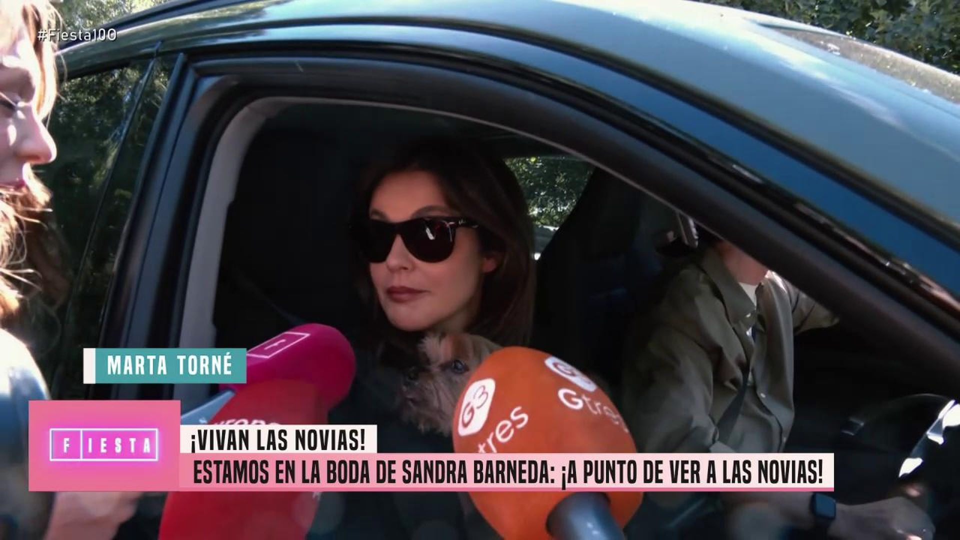 Marta Torné acude junto a su perro a la boda de Sandra Barneda