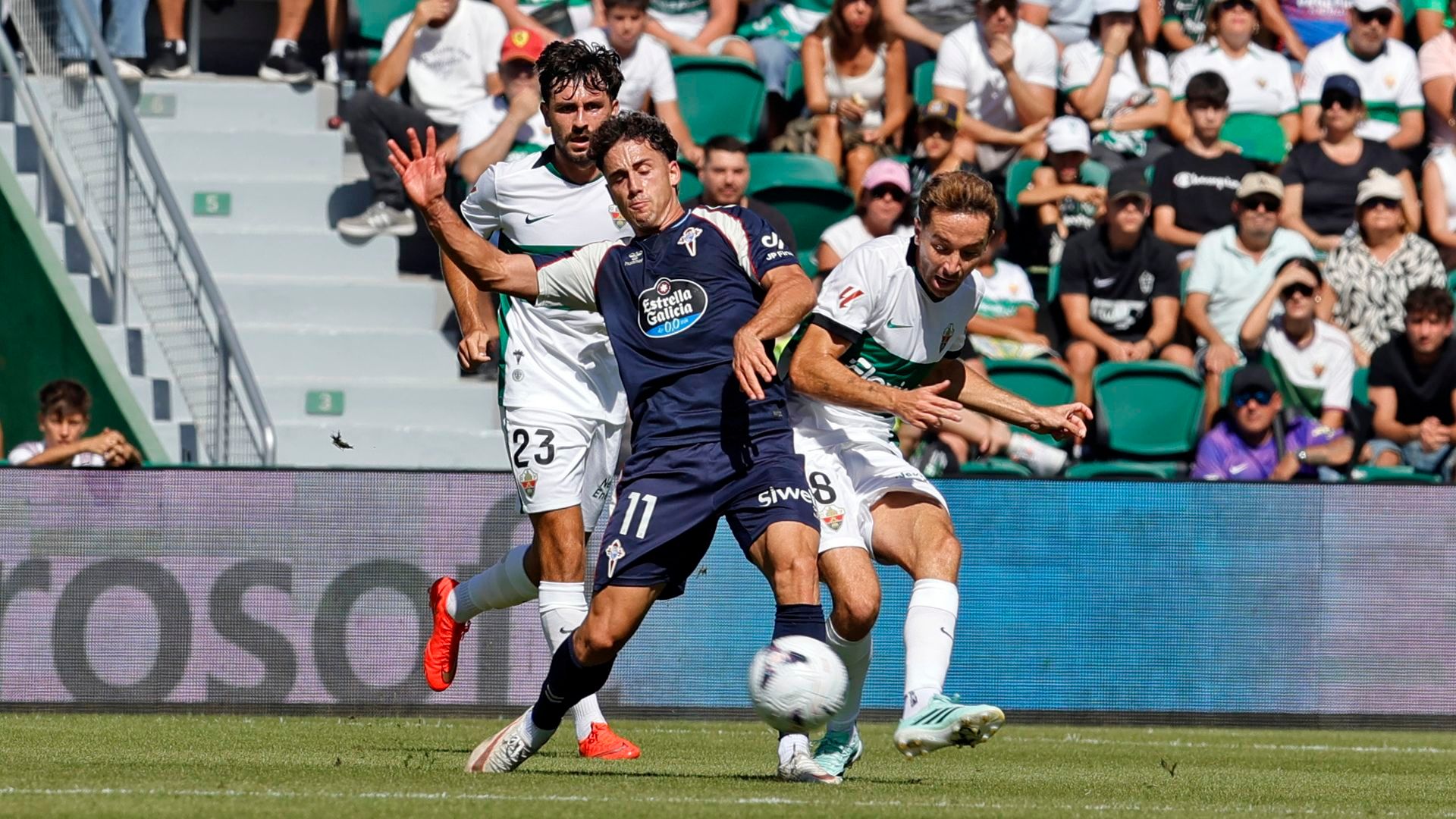 Pablo Durán y Marc Aguado pelean un balón en el Elche-Celta