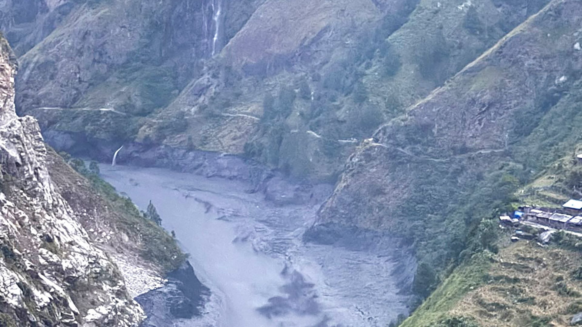 Una nueva inundación repentina de un río arrasa un pueblo en Nepal Una nueva inundación repentina de un río arrasa un pueblo en Nepal