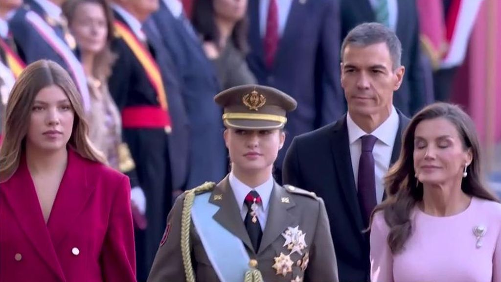 Pedro Sánchez, recibido entre insultos, abucheos y pitos a su llegada al desfile militar de la Fiesta Nacional