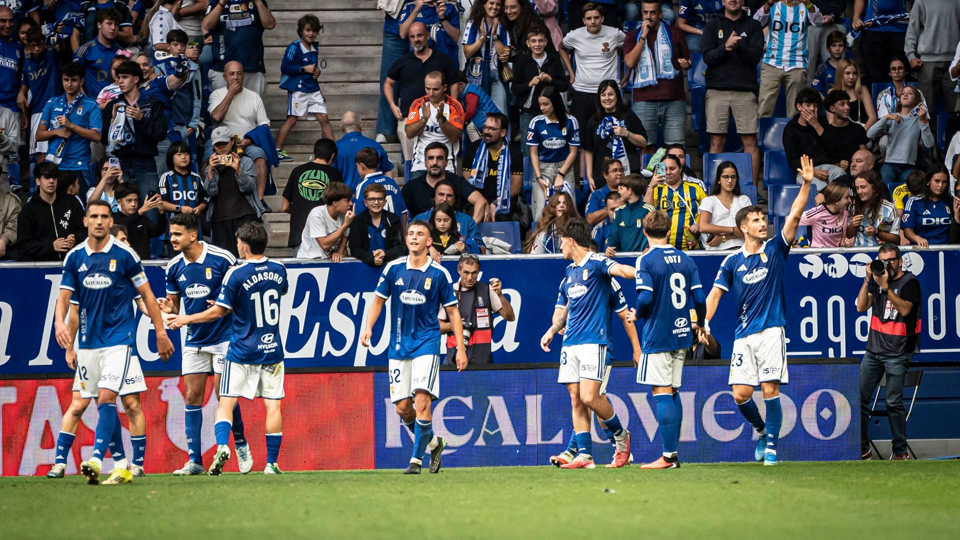 Carlos Domínguez celebra uno de sus goles en el Carlos Tartiere