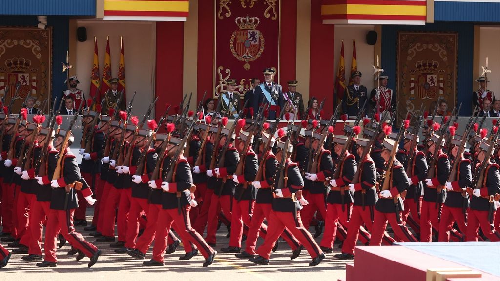 Los reyes presiden el desfile de la Fiesta Nacional en un 12 de octubre en plena precampaña