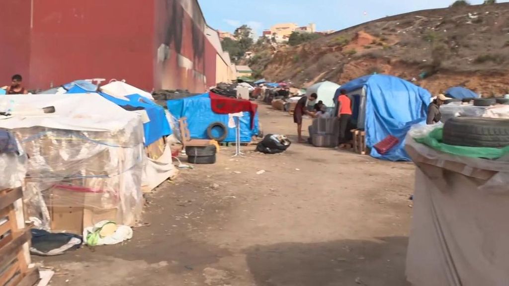 Detenciones a las puerta del colegio que visitarán los Reyes y playas limpias, pero los inmigrantes siguen en Ceuta