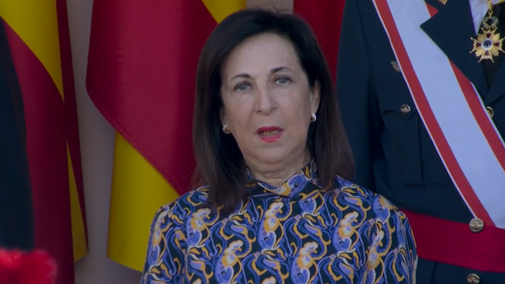 El momento de la ministra Margarita Robles cantando 'La muerte no es el final' en el homenaje a los caídos durante el desfile militar