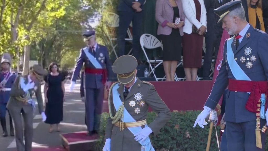 El momento en el que el rey Felipe VI avisa a Leonor de que se le ha caído el toisón de oro en pleno desfile