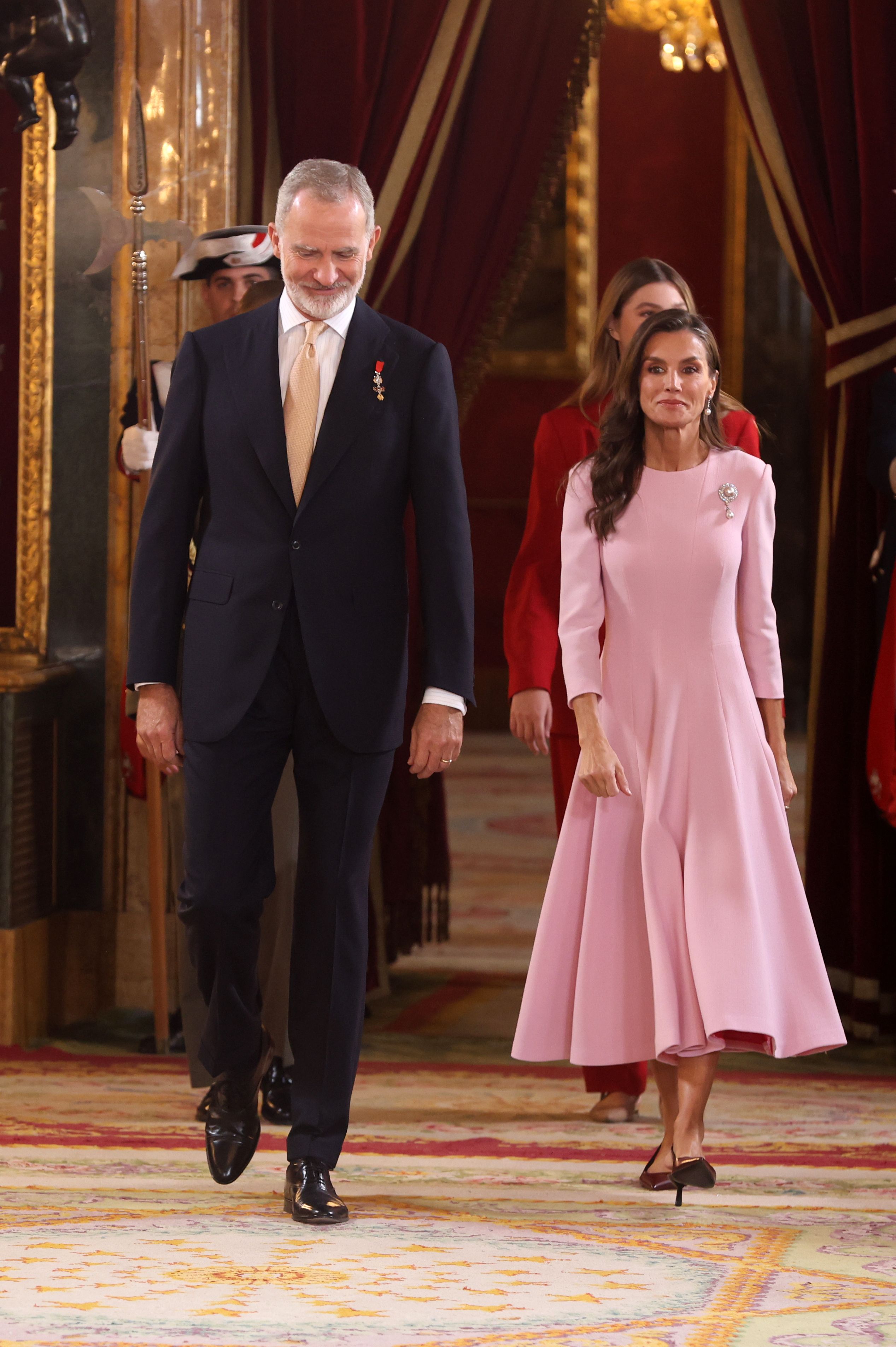 El rey Felipe VI y doña Letizia seguidos por sus hijas