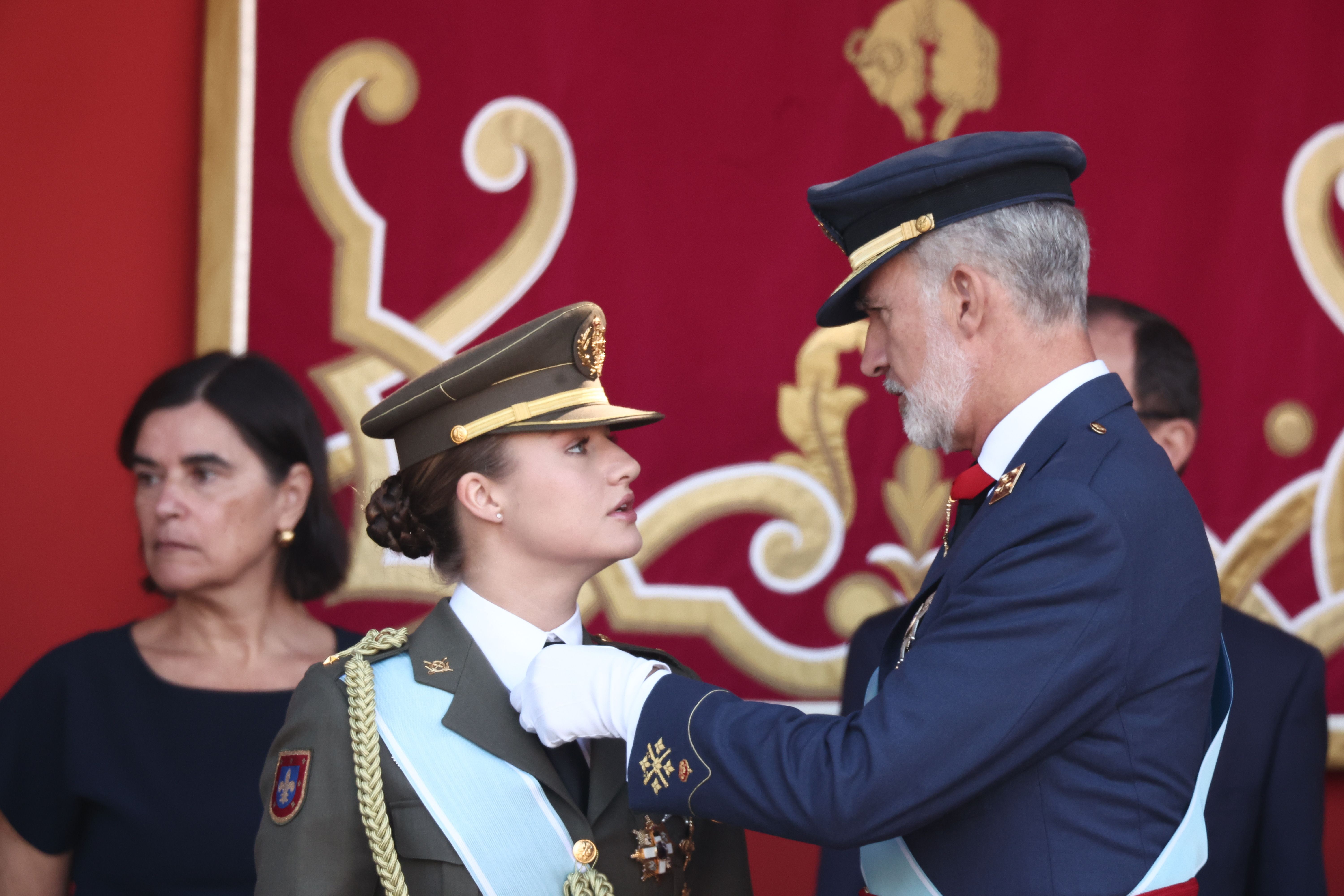 El rey le ha colocado el Toisón de oro en la tribuna de autoridades
