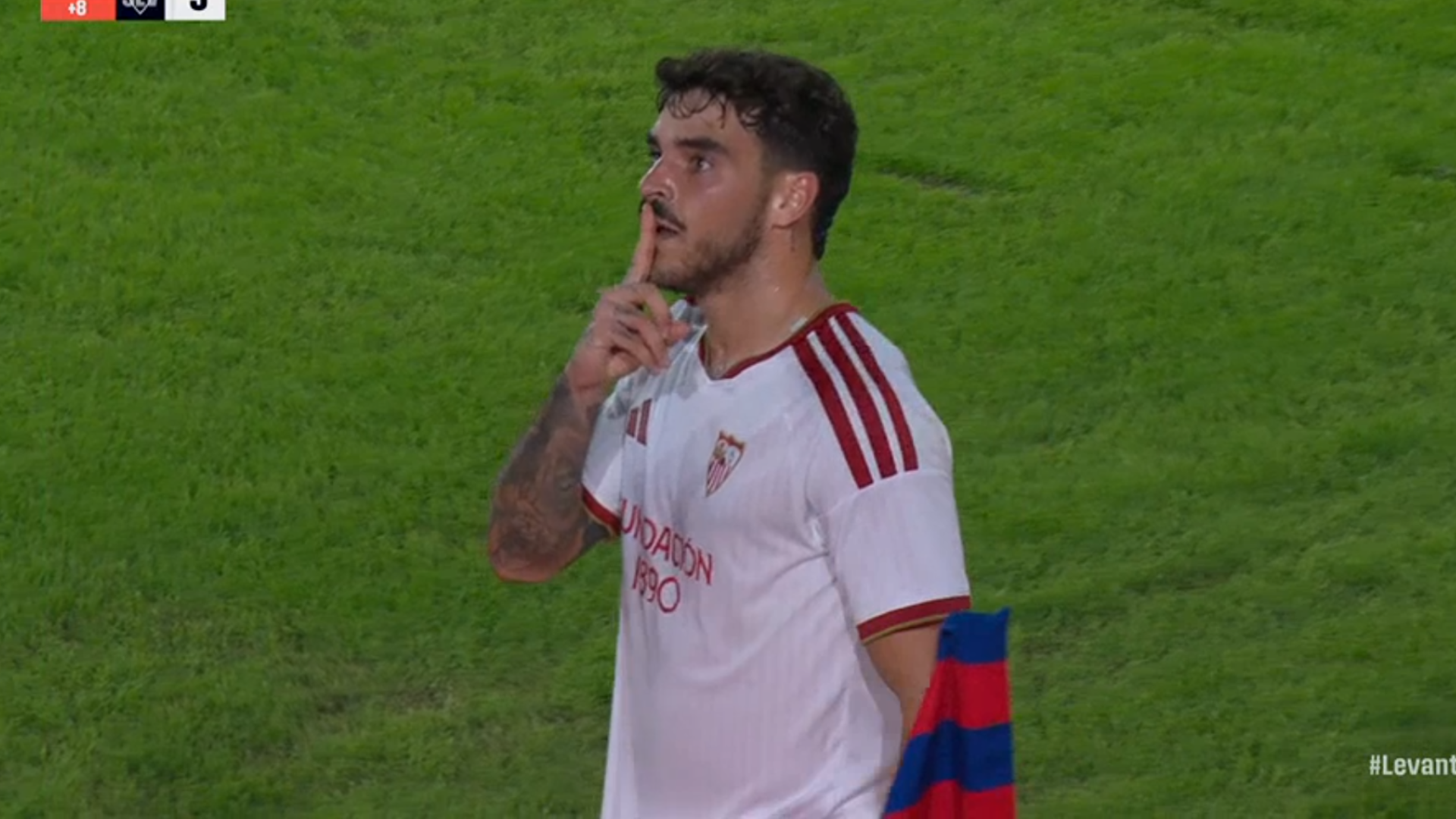 Isaac Romero manda a callar a la afición del Levante