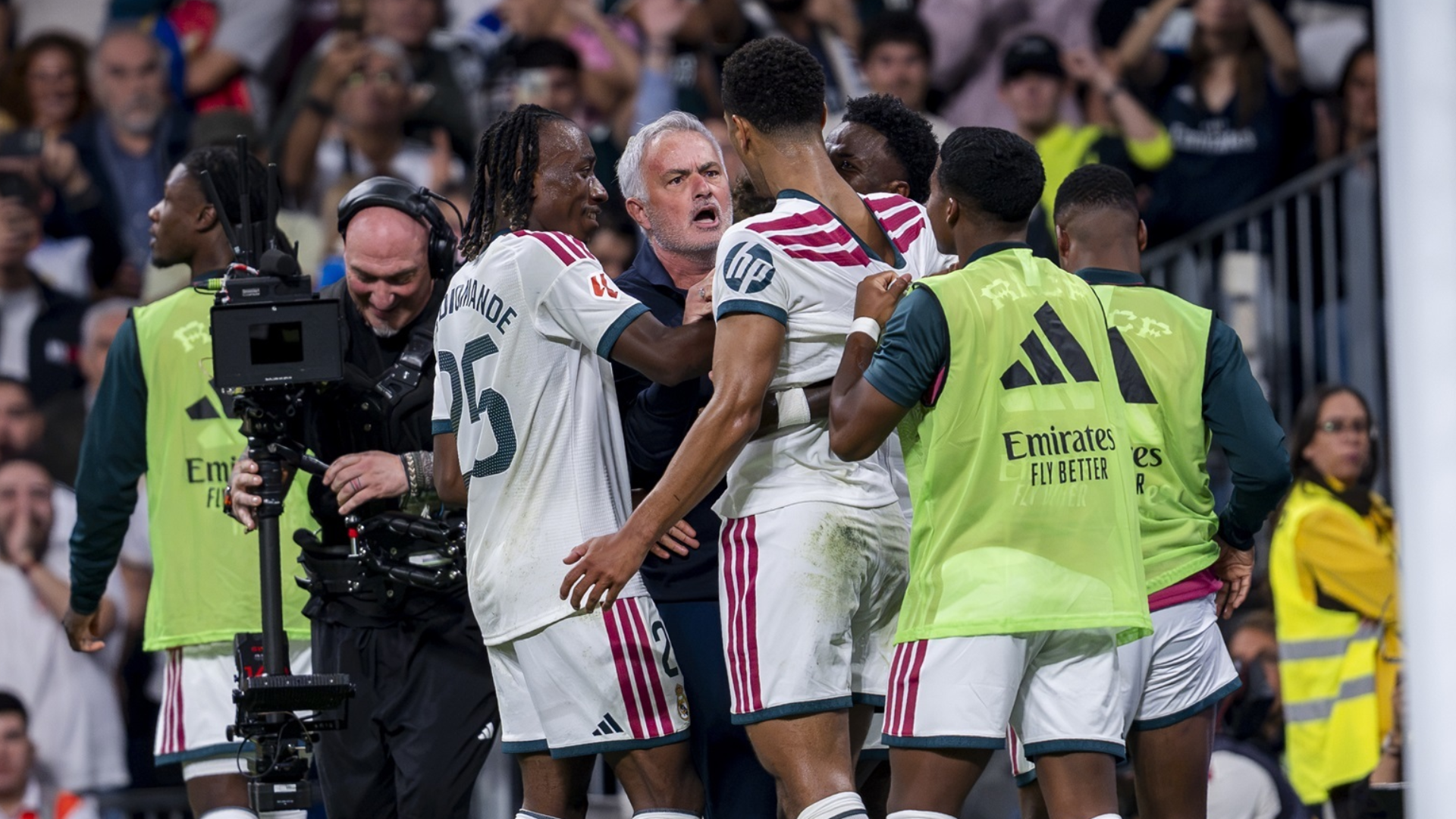 José Mourinho, con sus jugadores en el gol anulado al Real Madrid ante el Villarreal José Mourinho, con sus jugadores en el gol anulado al Real Madrid ante el Villarreal