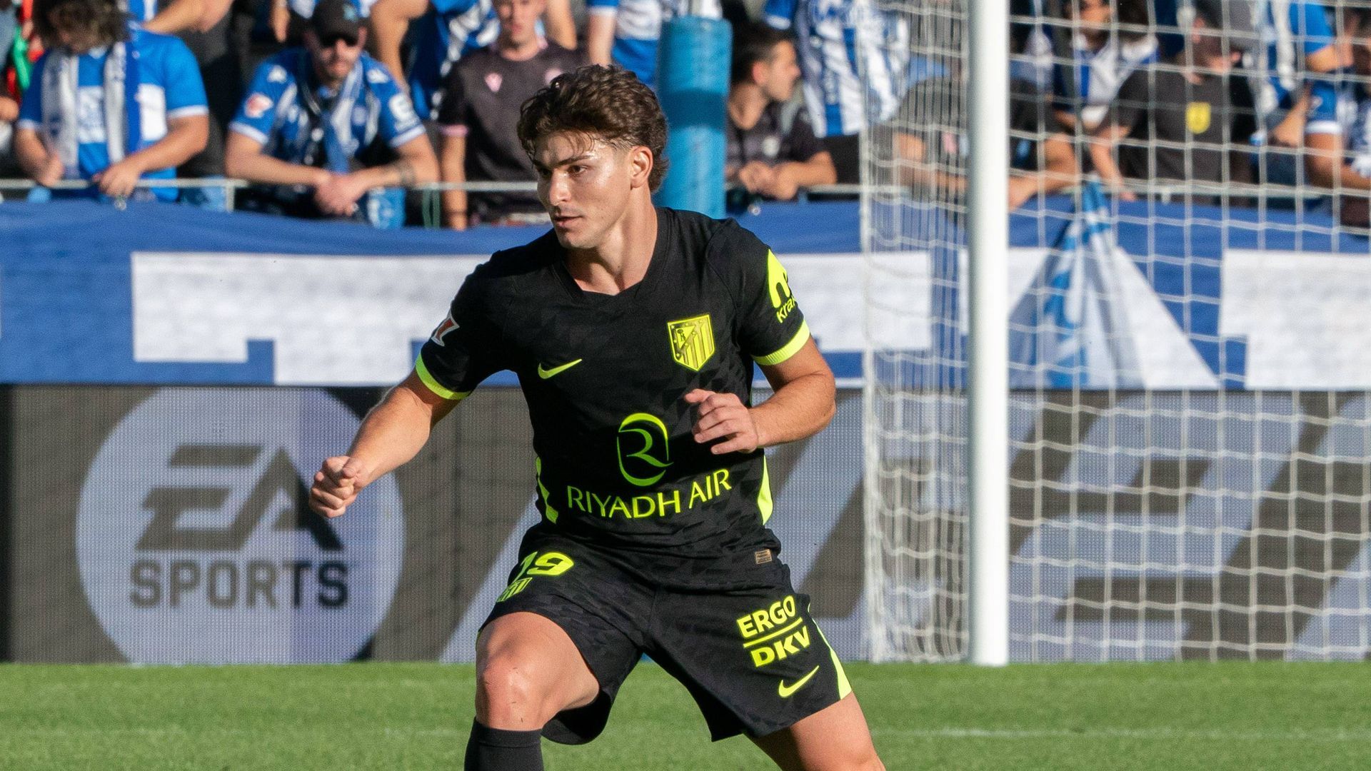 Julián Álvarez ante el Deportivo Alavés Julián Álvarez ante el Deportivo Alavés