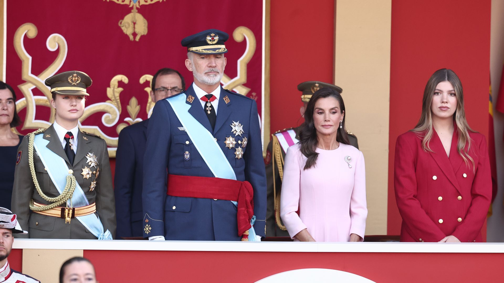 La familia real sigue el Desfile del 12 de octubre