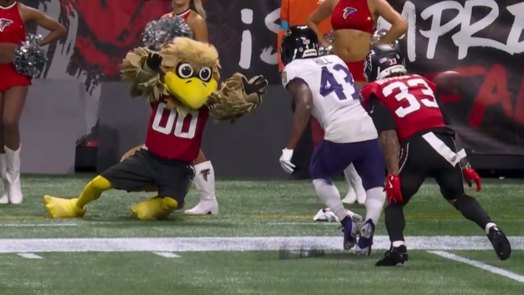 La estirada viral de la mascota de los Falcons para atrapar un pase de Huntley
