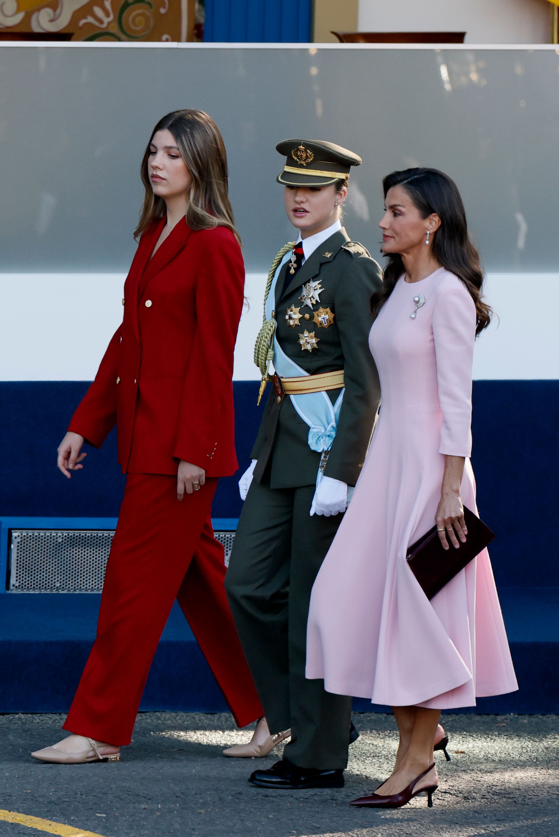 La reina Letizia junto a sus hijas este 12 de octubre