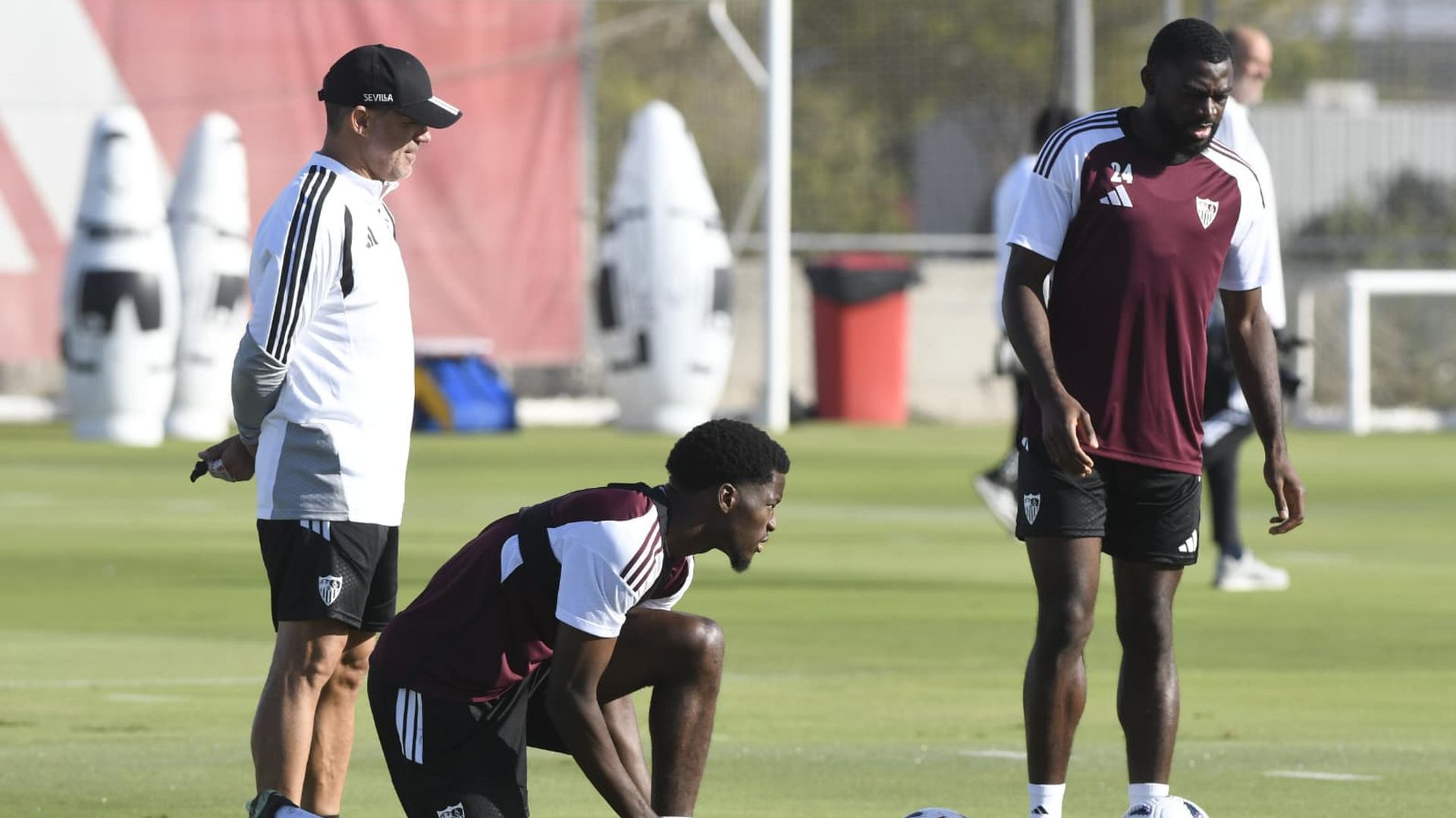 Luis García Plaza, Agoumé y Fofana, en el entrenamiento de este domingo Luis García Plaza, Agoumé y Fofana, en el entrenamiento de este domingo