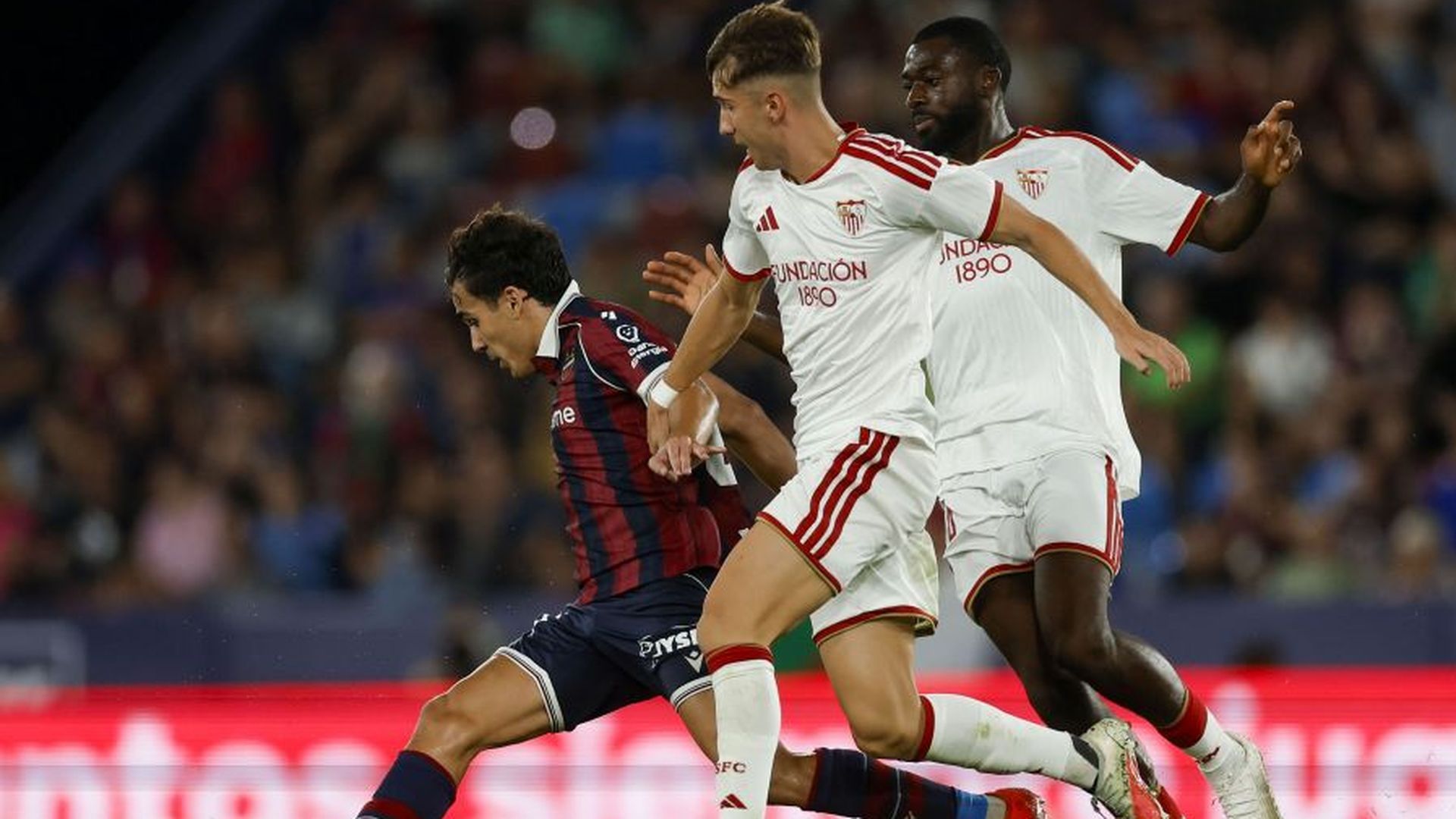 Miguel Sierra y Fofana, en el Levante-Sevilla
