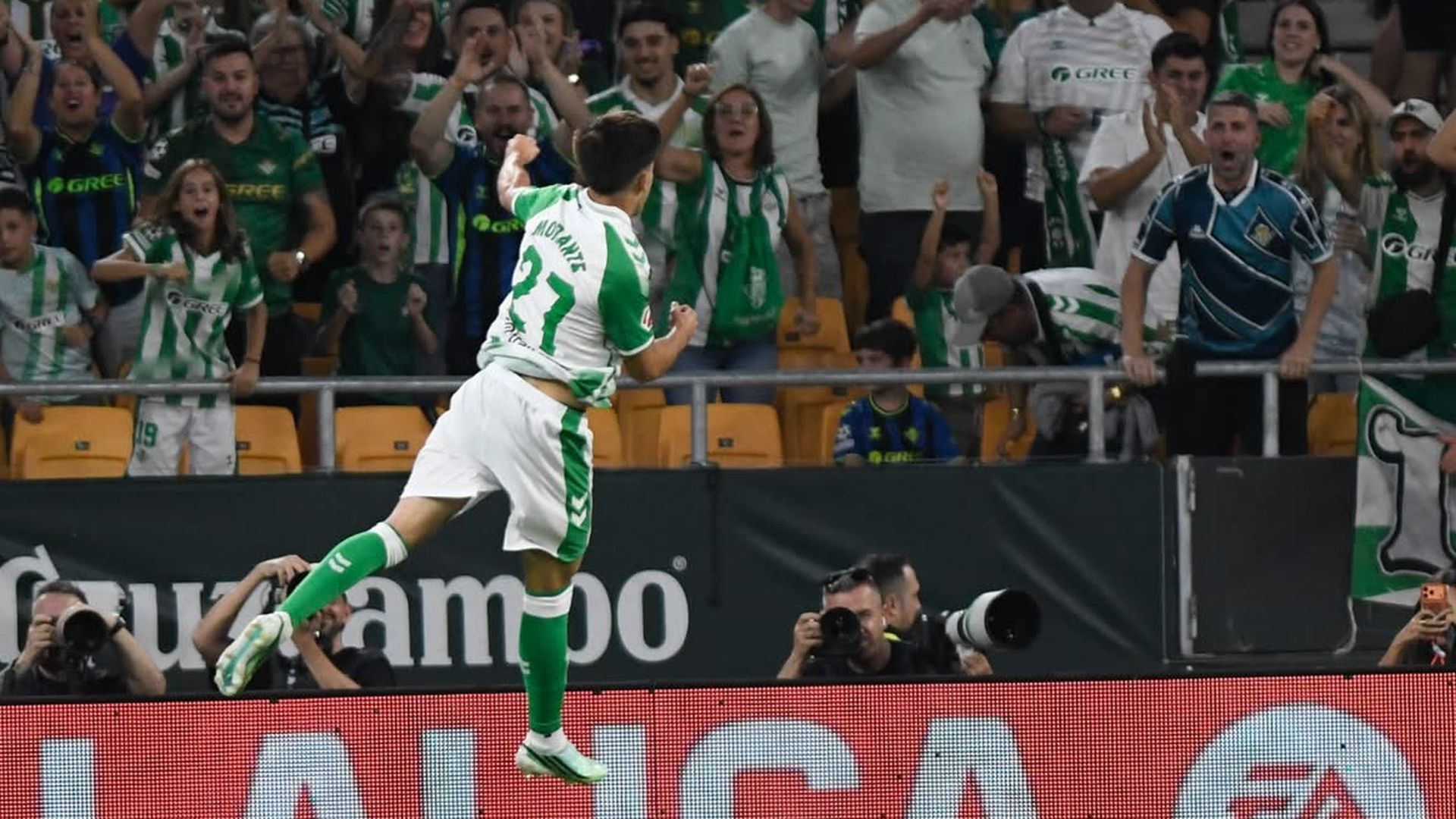 Morante celebra su gol en su debut en Primera Morante celebra su gol en su debut en Primera