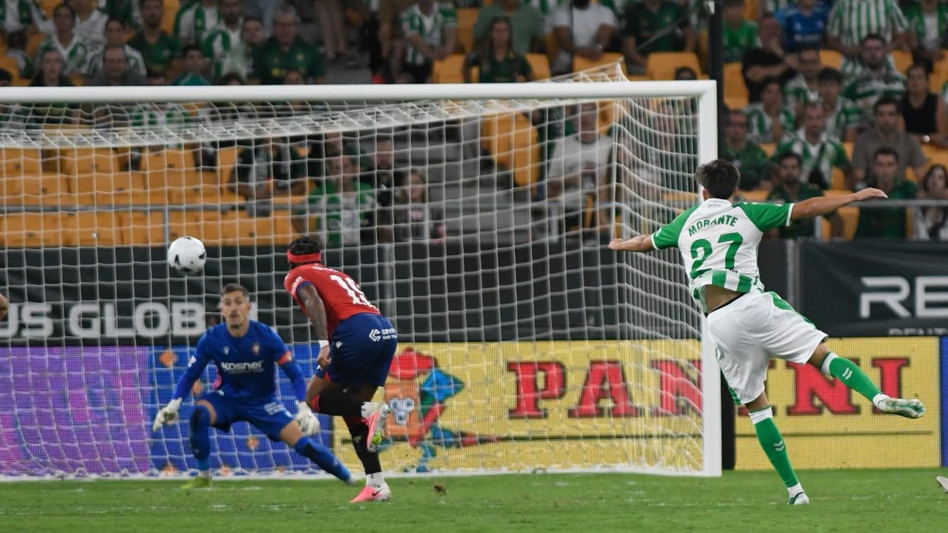 Morante chuta para hacer su gol en su debut en Primera