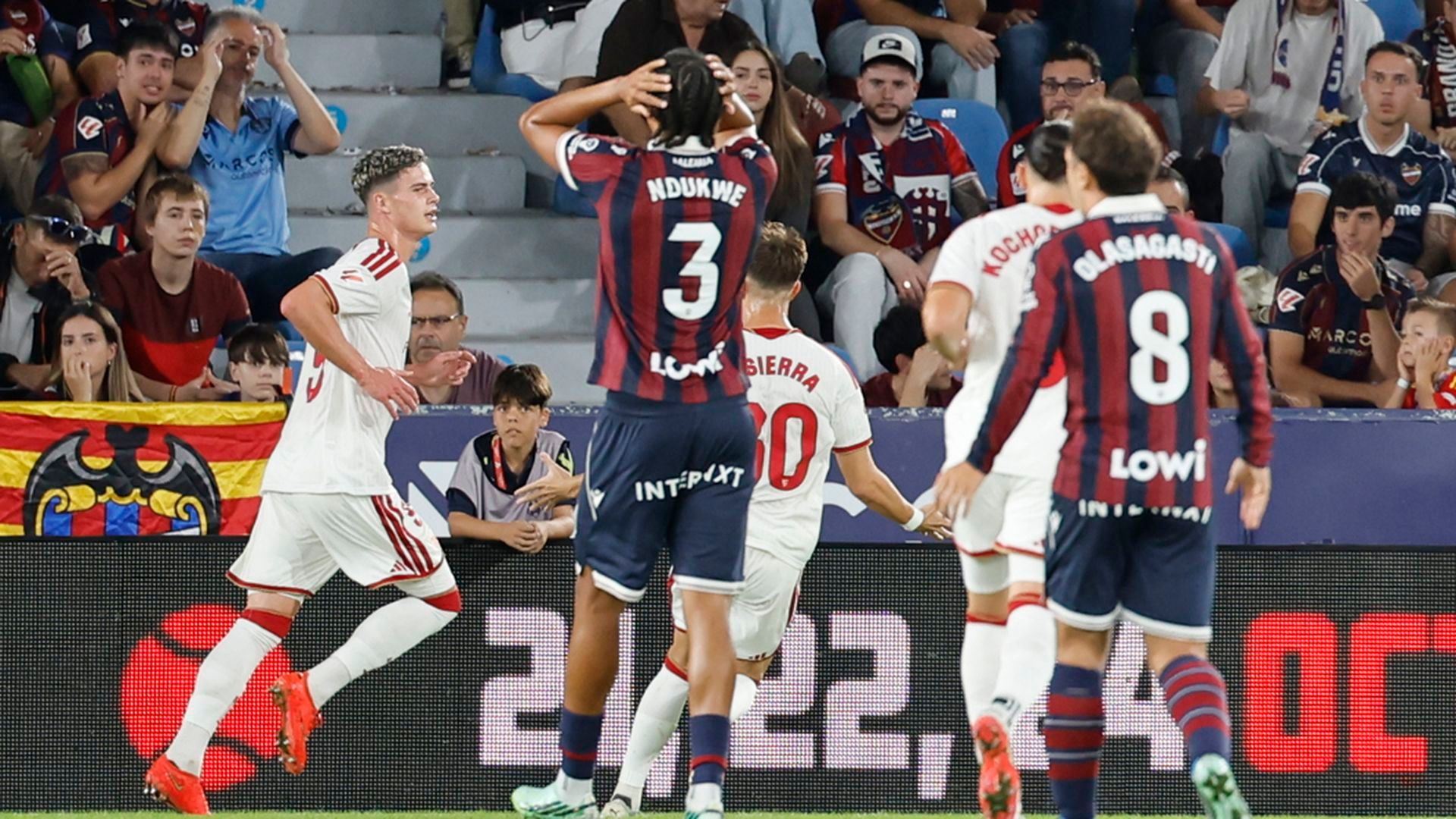 Robbie Ure celebra su gol al Levante Robbie Ure celebra su gol al Levante
