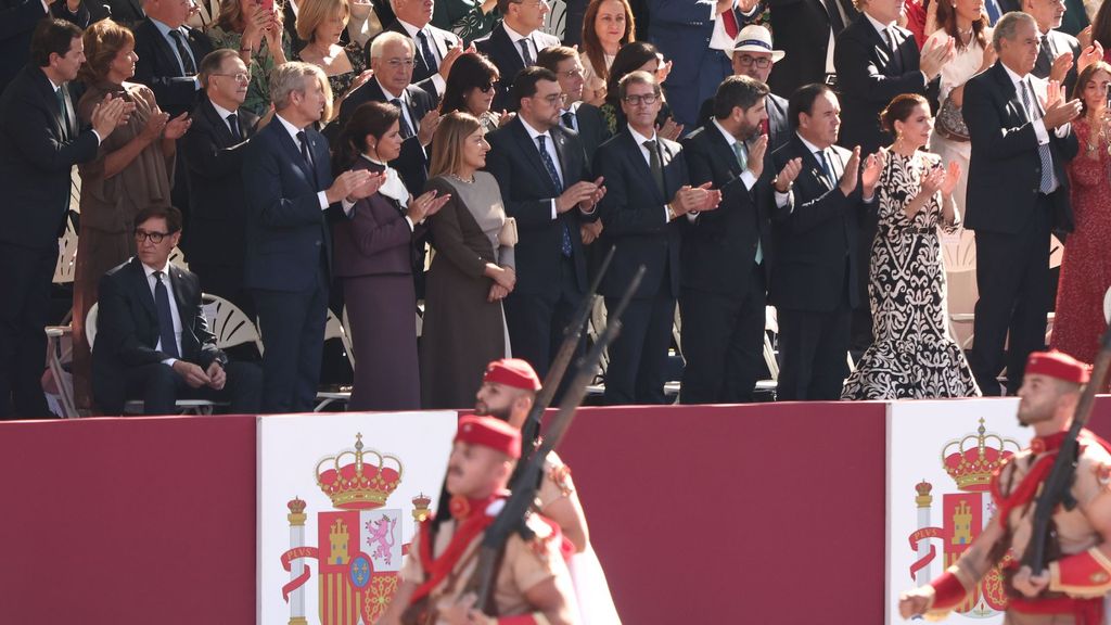 Salvador Illa se queda sentado mientras el resto de presidentes autonómicos ovacionan el desfile militar de la Fiesta Nacional