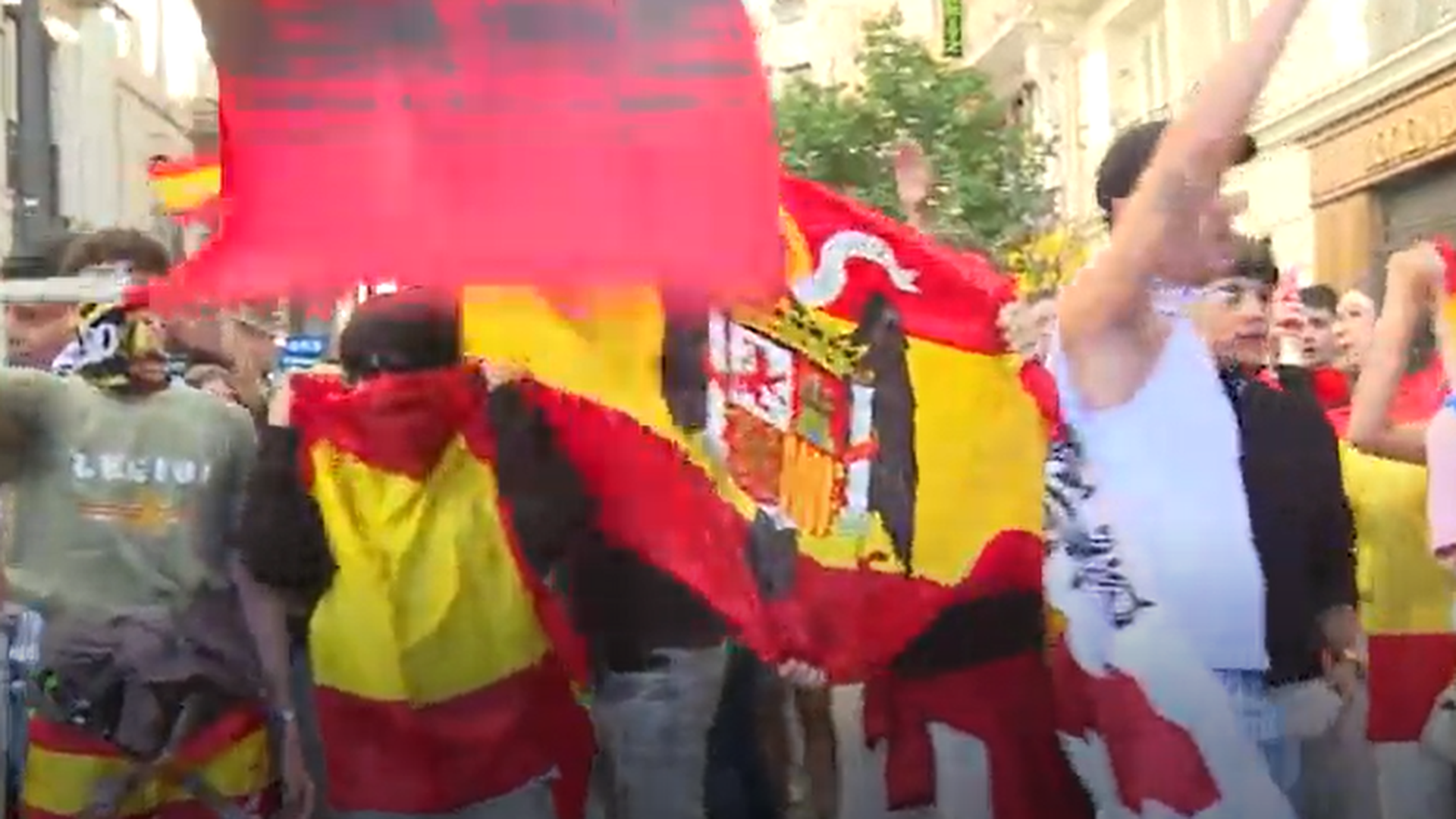 Tensión en la Puerta del Sol: la Policía actúa para evitar que grupos de jóvenes con banderas de España se enfrenten con las personas de la acampada